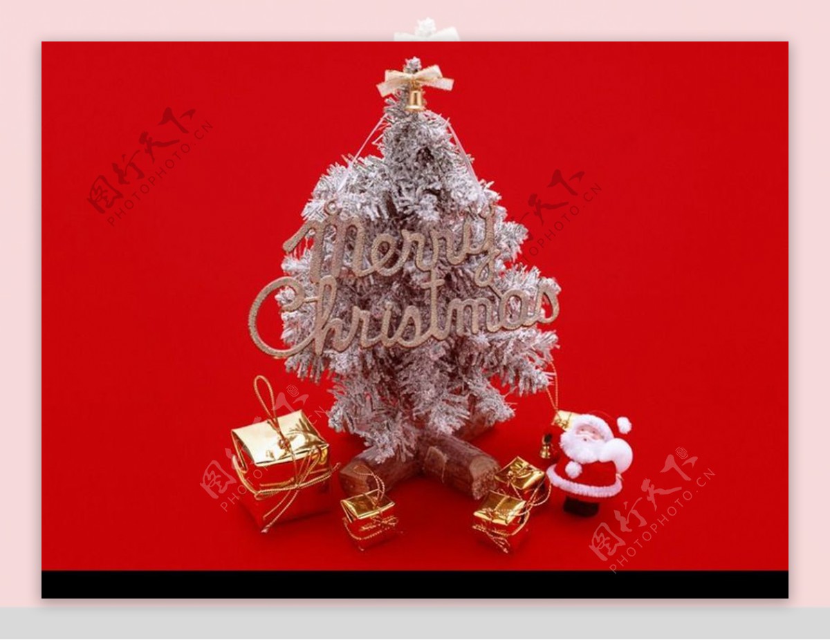 挂着MerryChristmas的白色圣诞树和圣诞老人