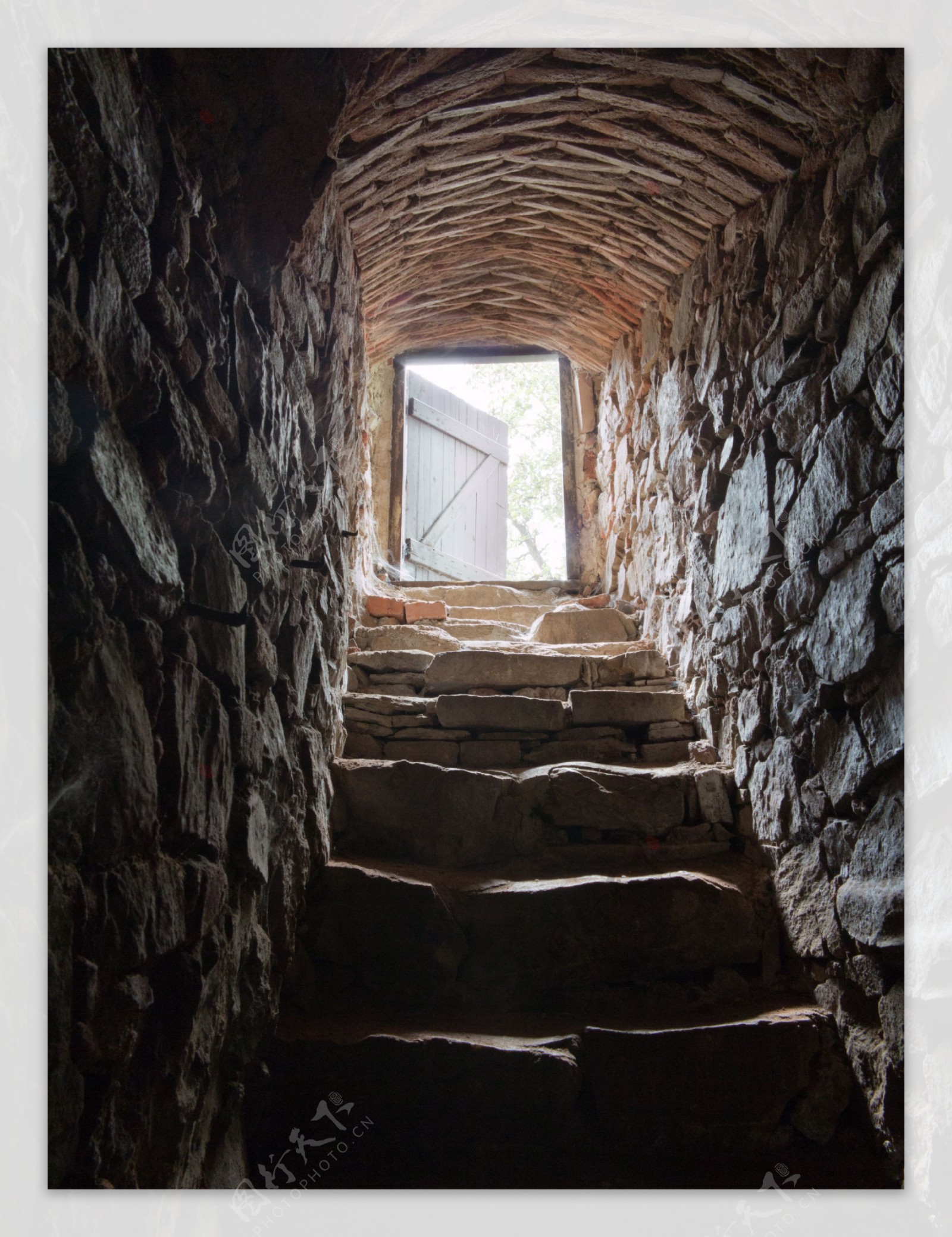 石头墙壁的楼梯图片