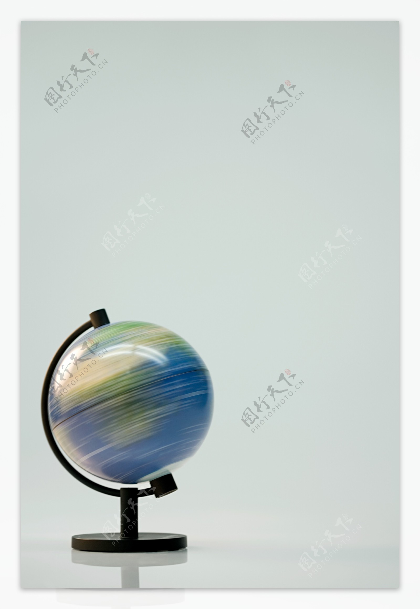 旋转地球模型特写图片