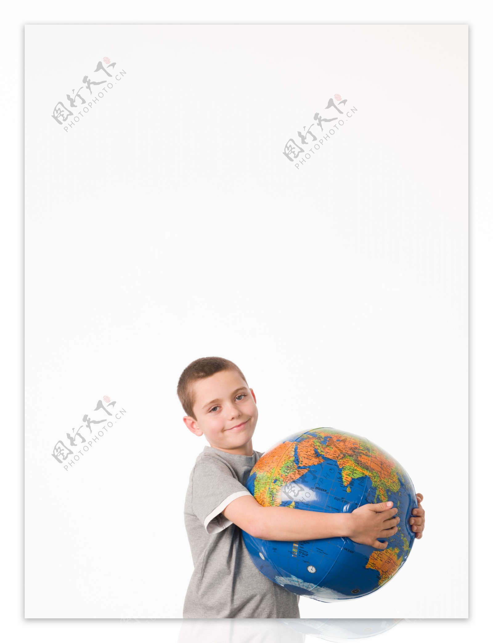 抱着地球的男孩图片