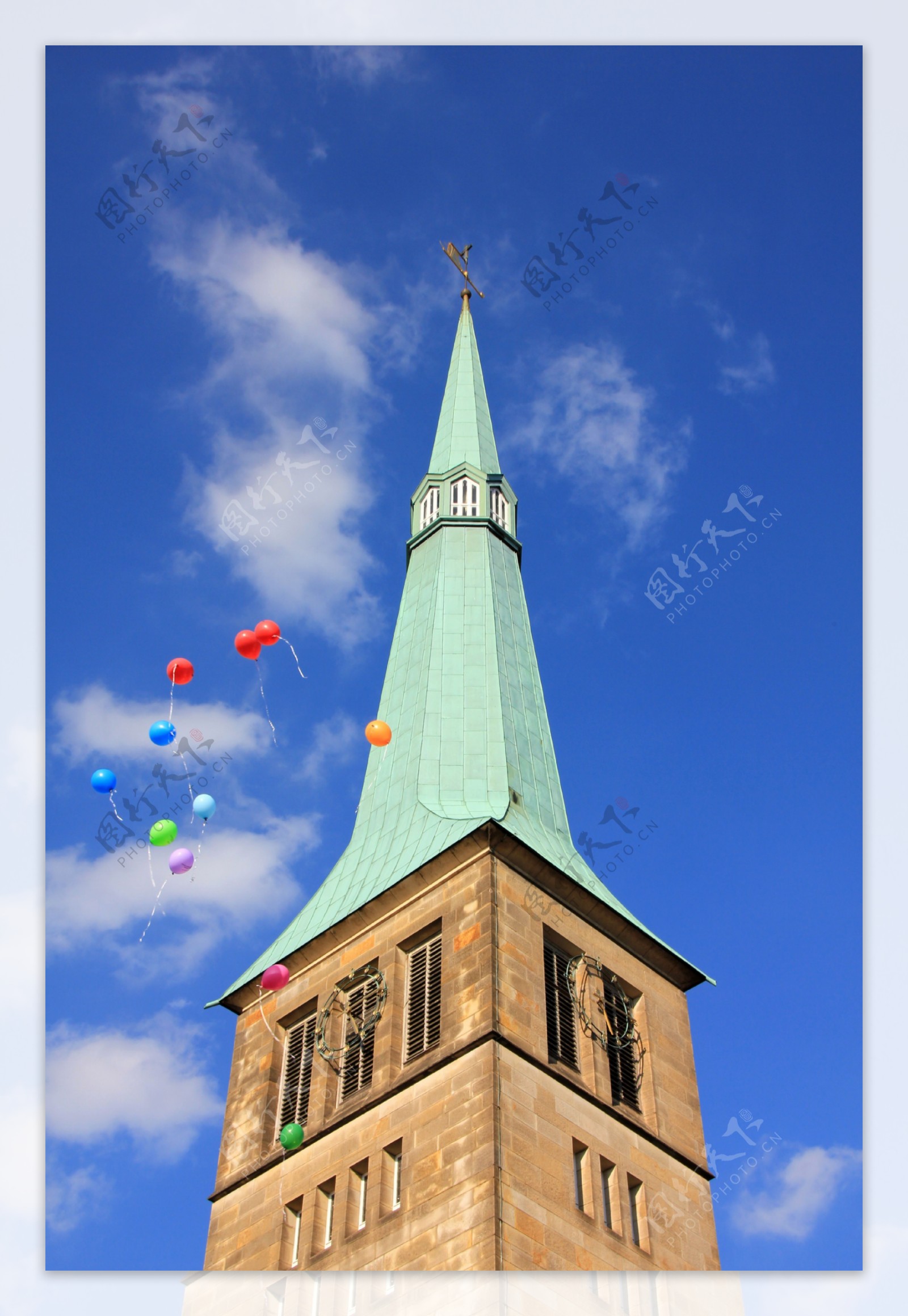蓝色尖塔的教堂图片