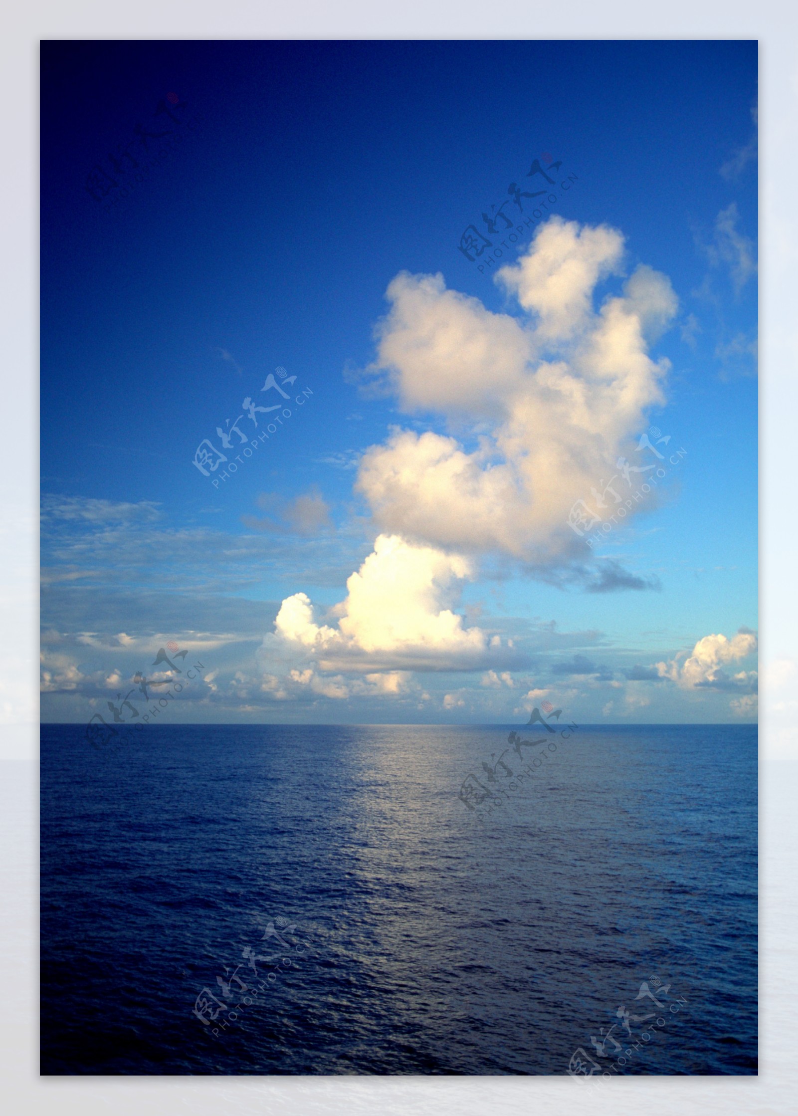 蓝天白云下平静的湖面图片