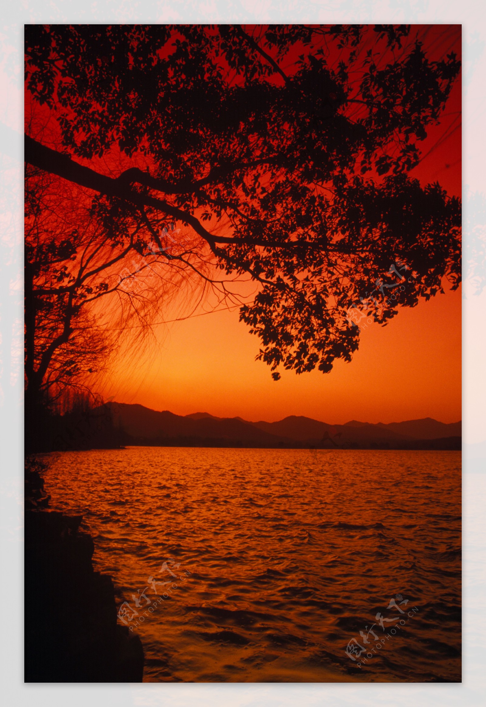 太阳落山后河边的昏暗的景象图片图片