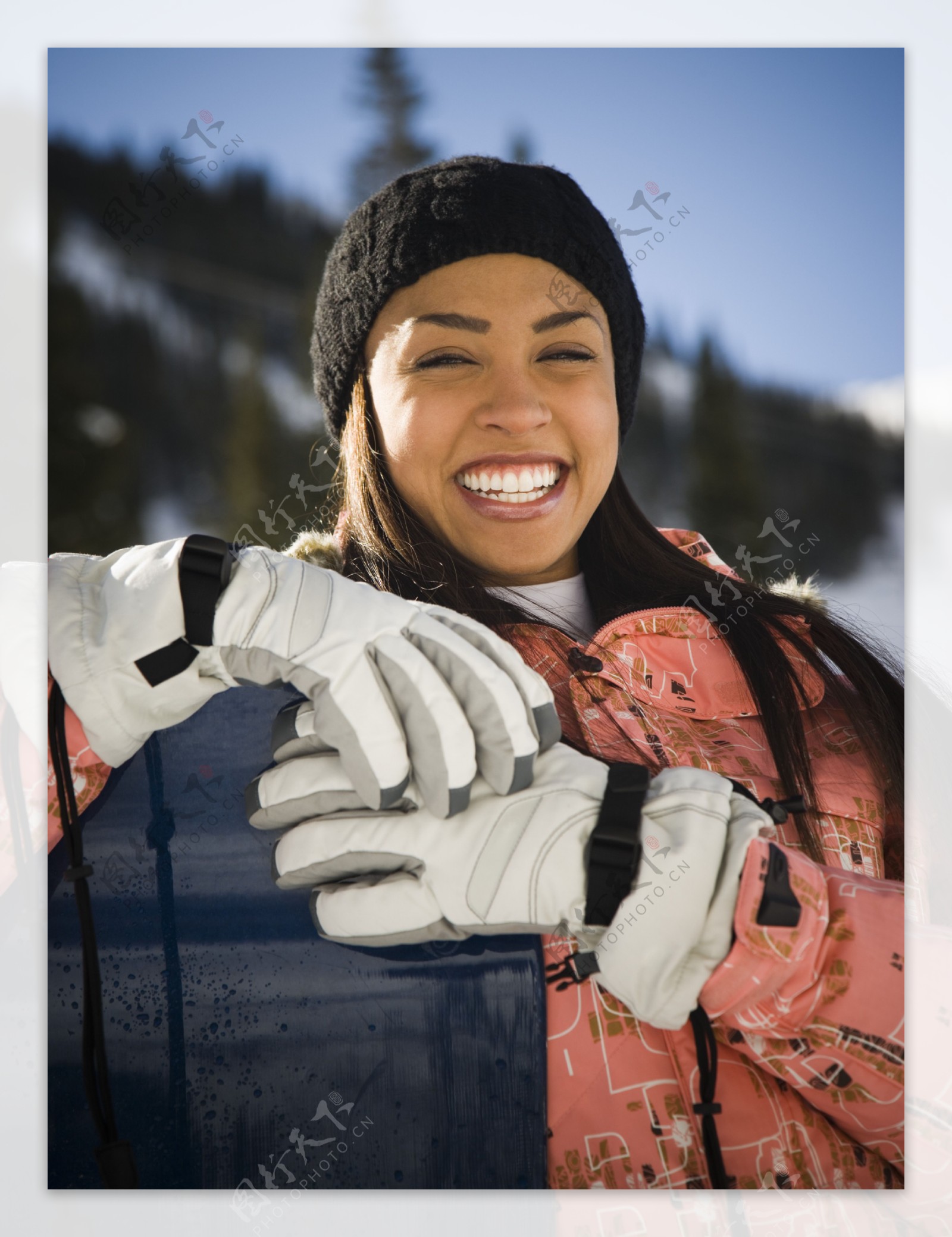 开心的滑雪女性图片