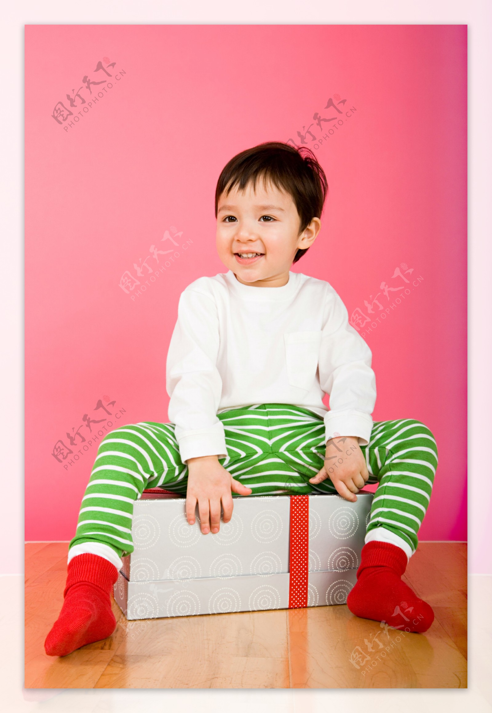 可爱男孩与圣诞礼物图片