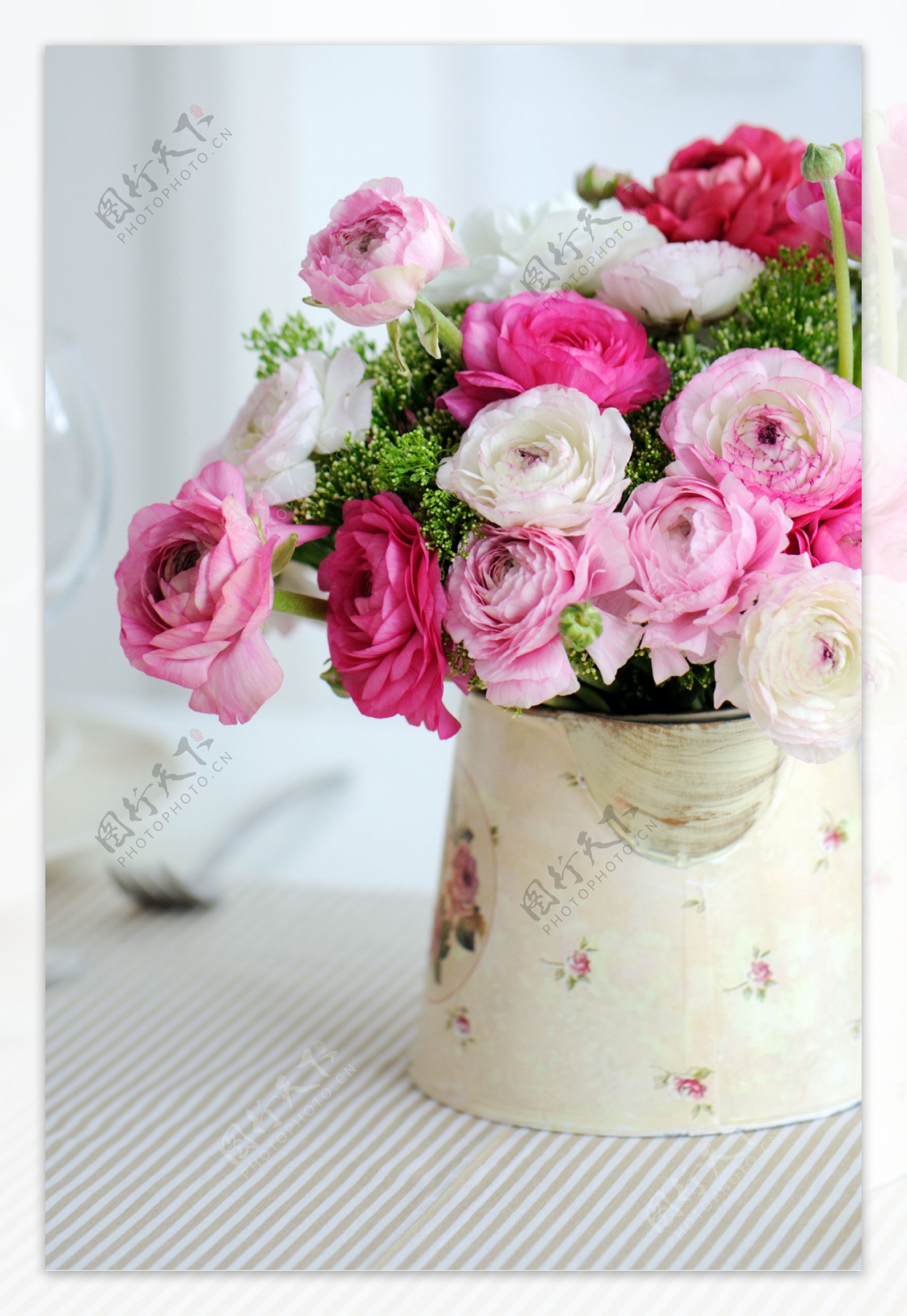 美丽的花瓶与花朵图片