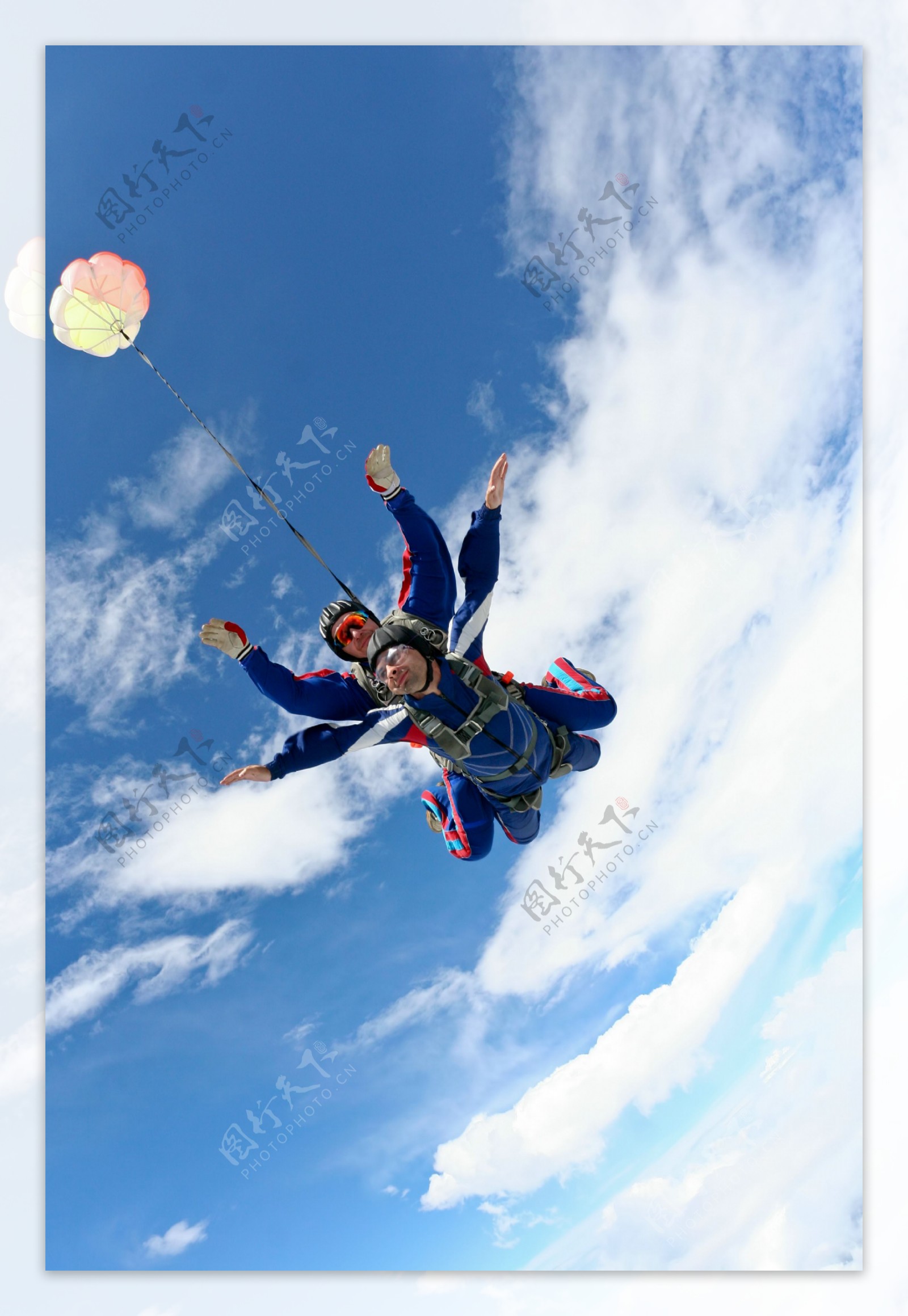 两个一起跳伞的人图片