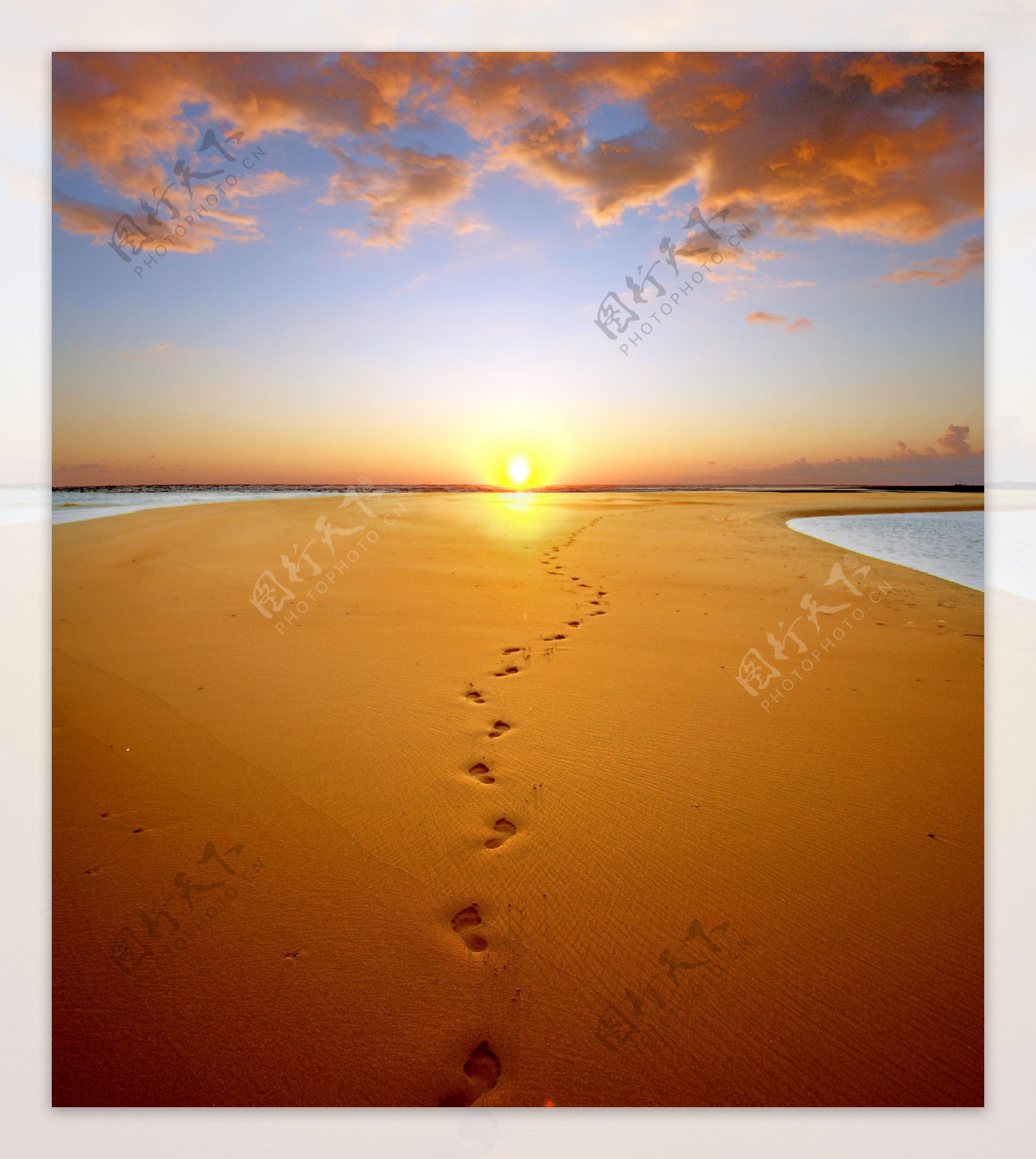沙漠落日与脚印图片