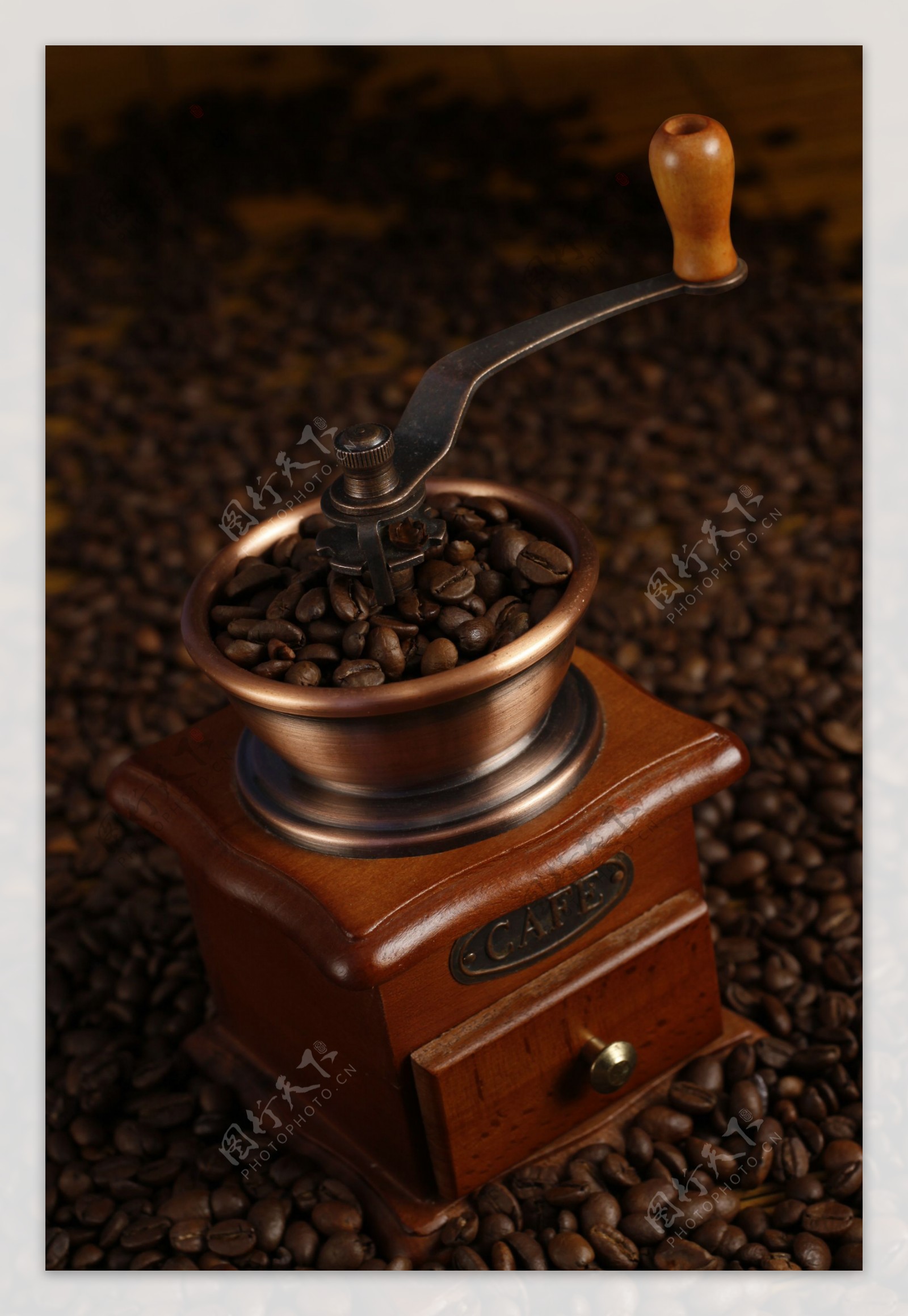 研磨机与咖啡豆特写图片