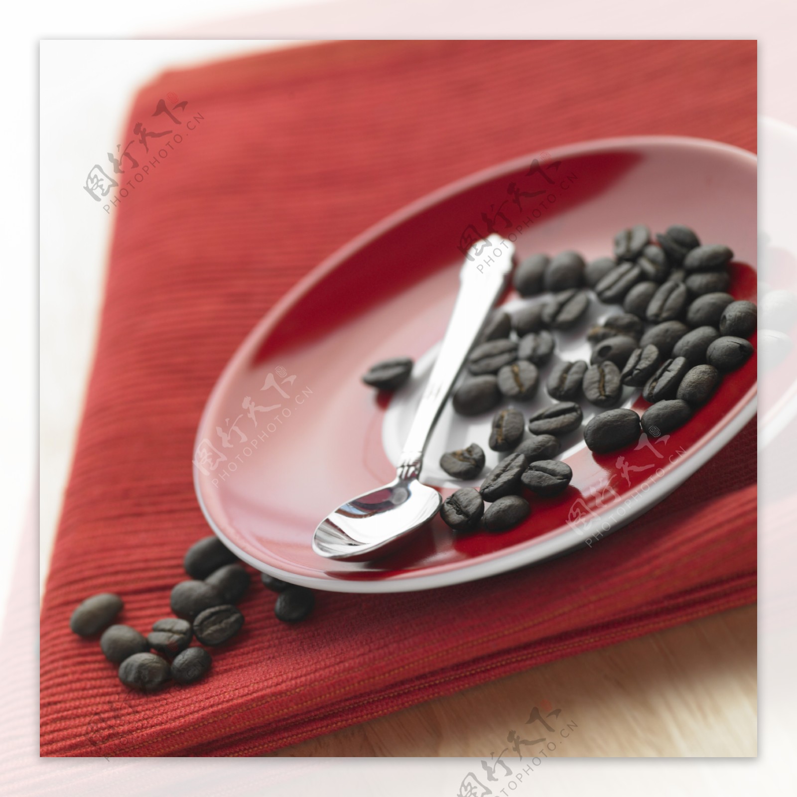 盘子里的咖啡豆特写图片