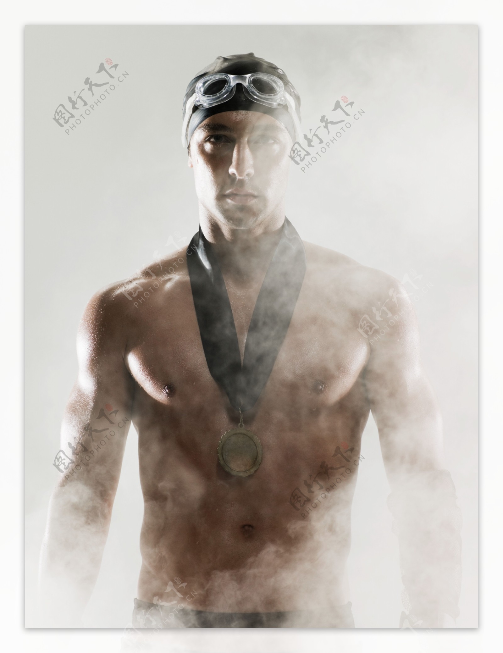 戴奖章的强壮游泳运动员图片