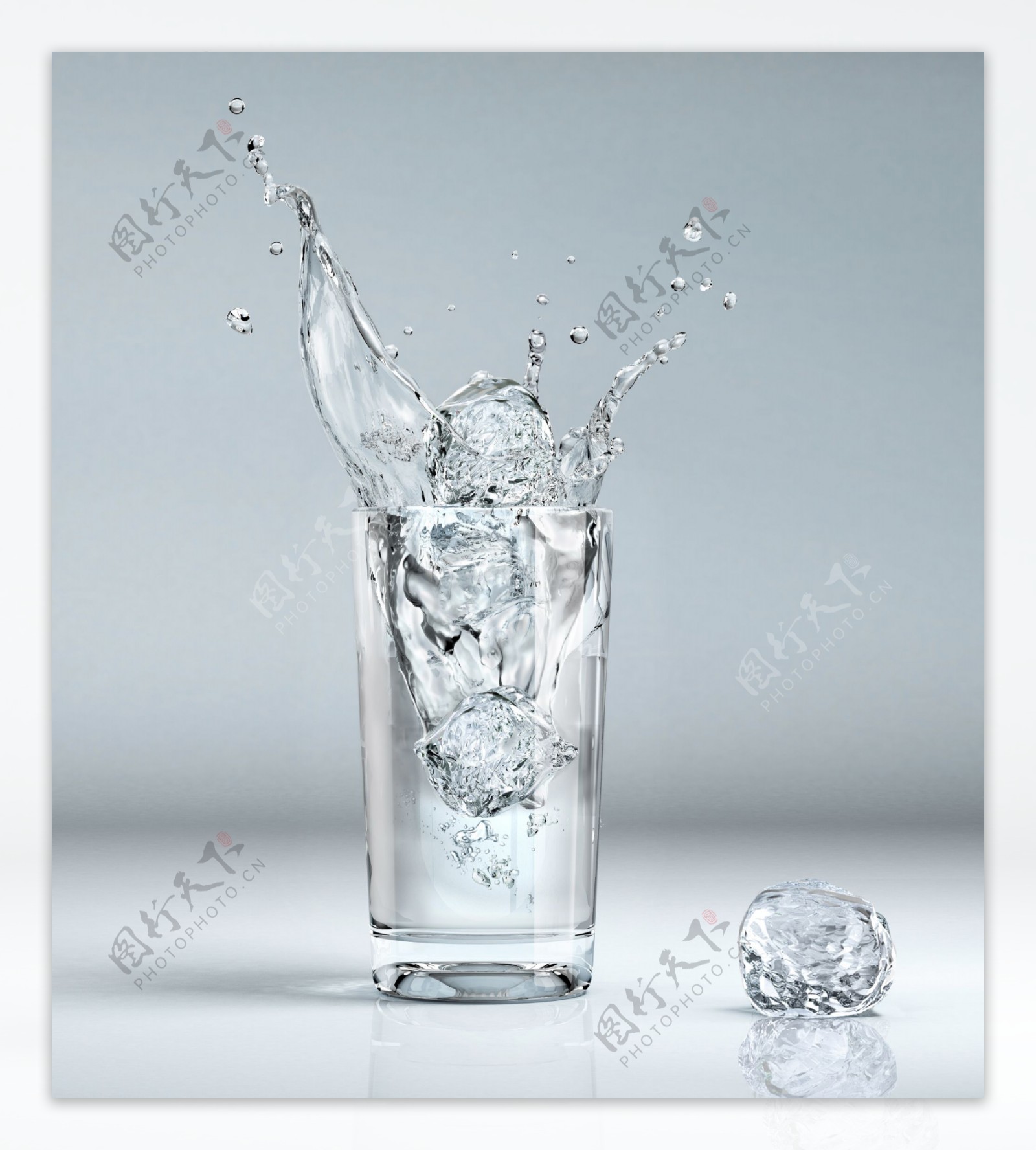 杯子内水和冰块图片