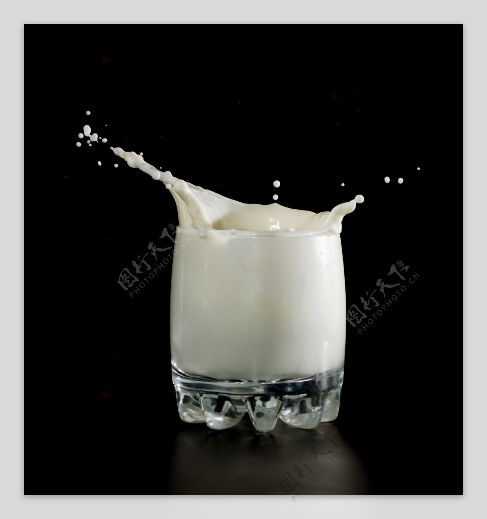 一杯动感牛奶摄影图片
