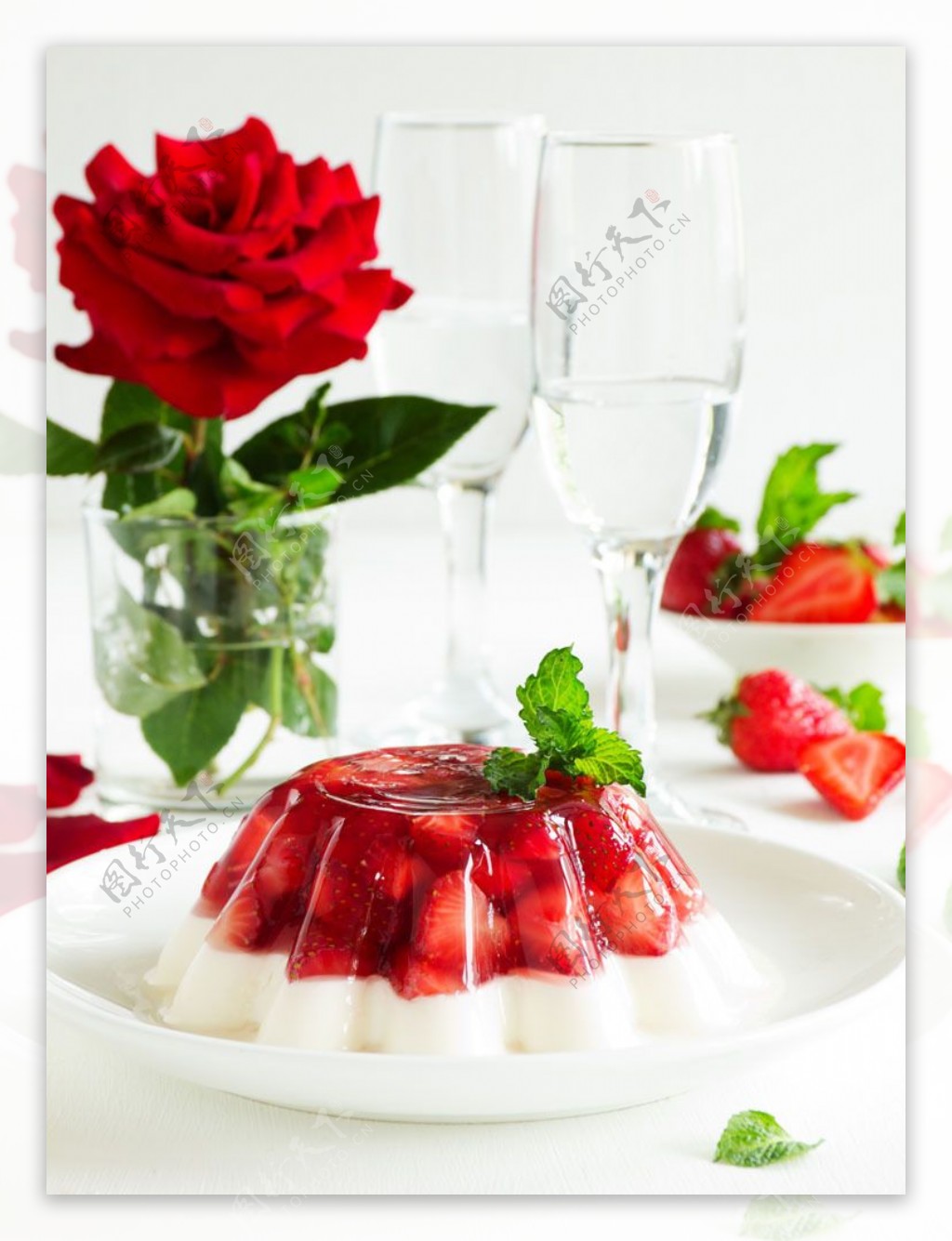 玫瑰花与草莓蛋糕图片