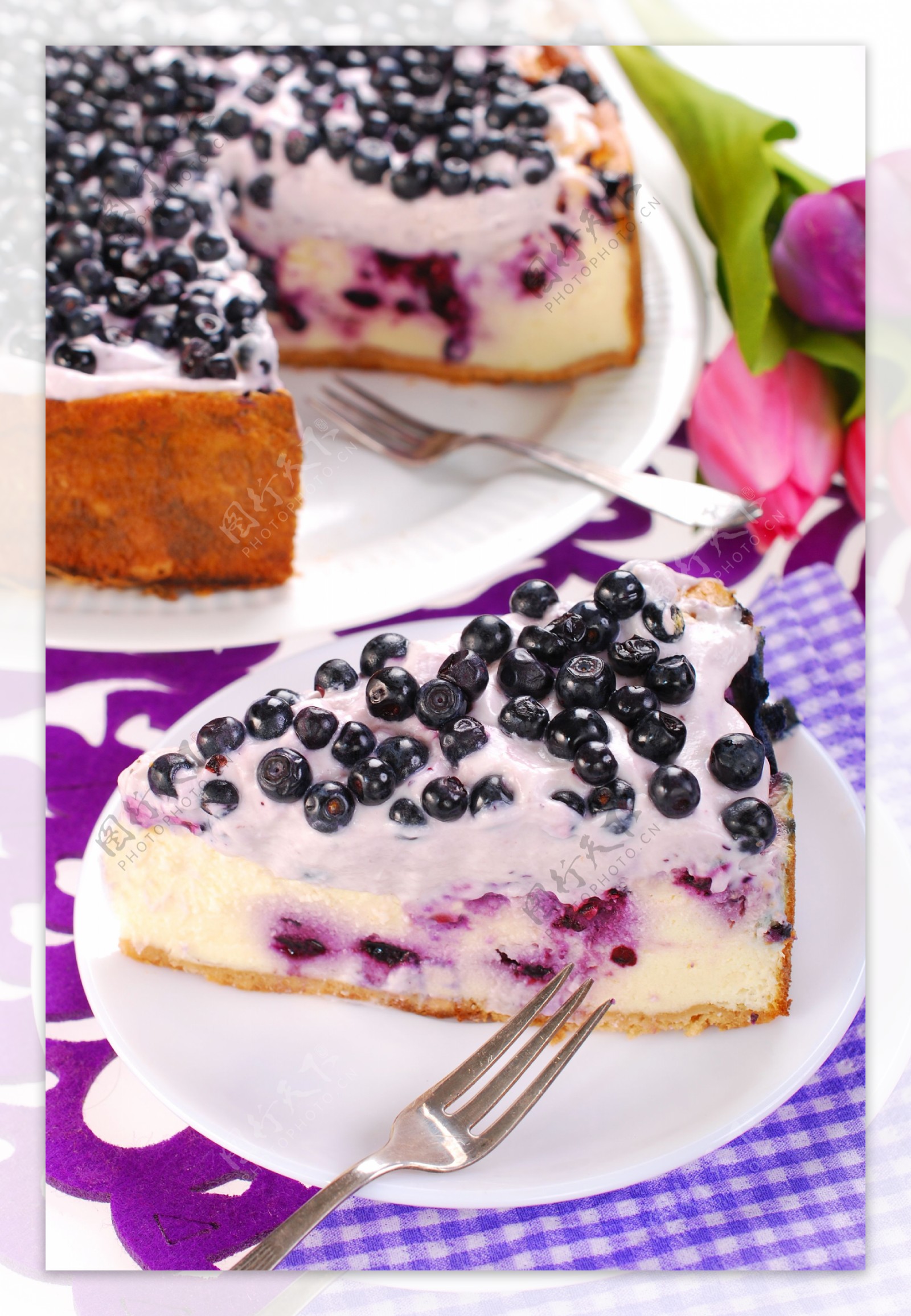 盘子里的一块蓝莓蛋糕图片