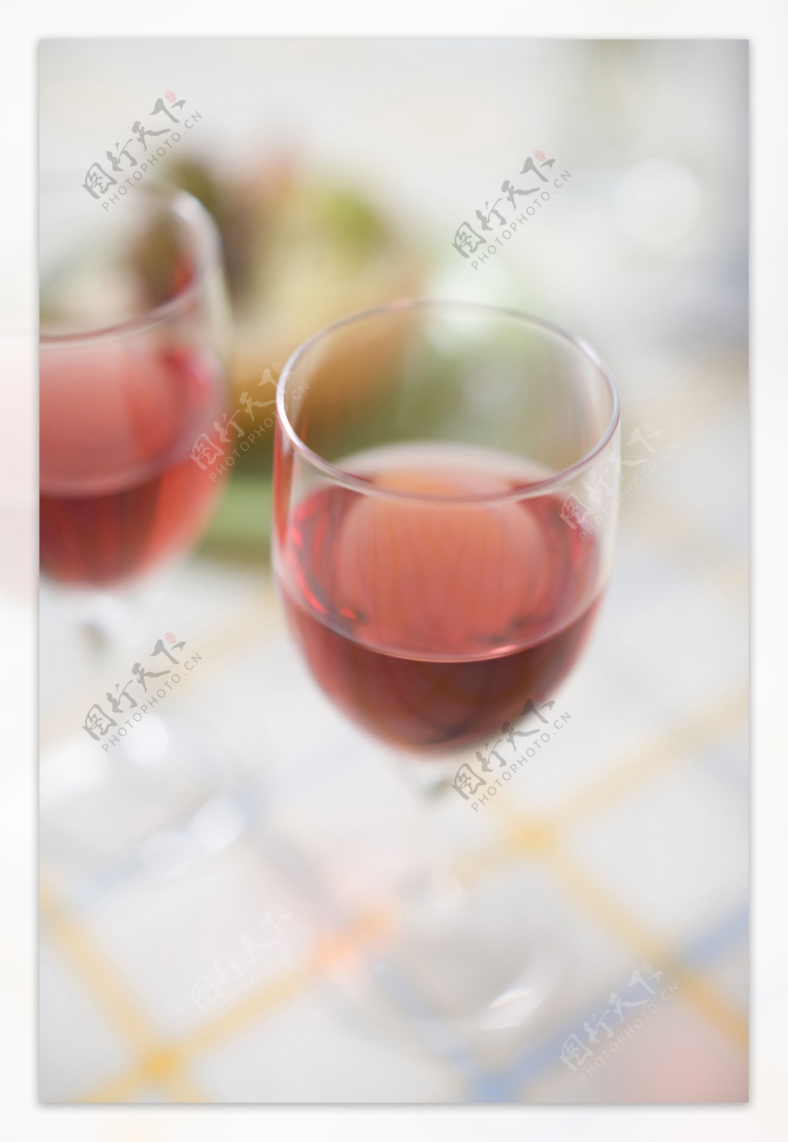 餐桌上的红酒俯视图图片