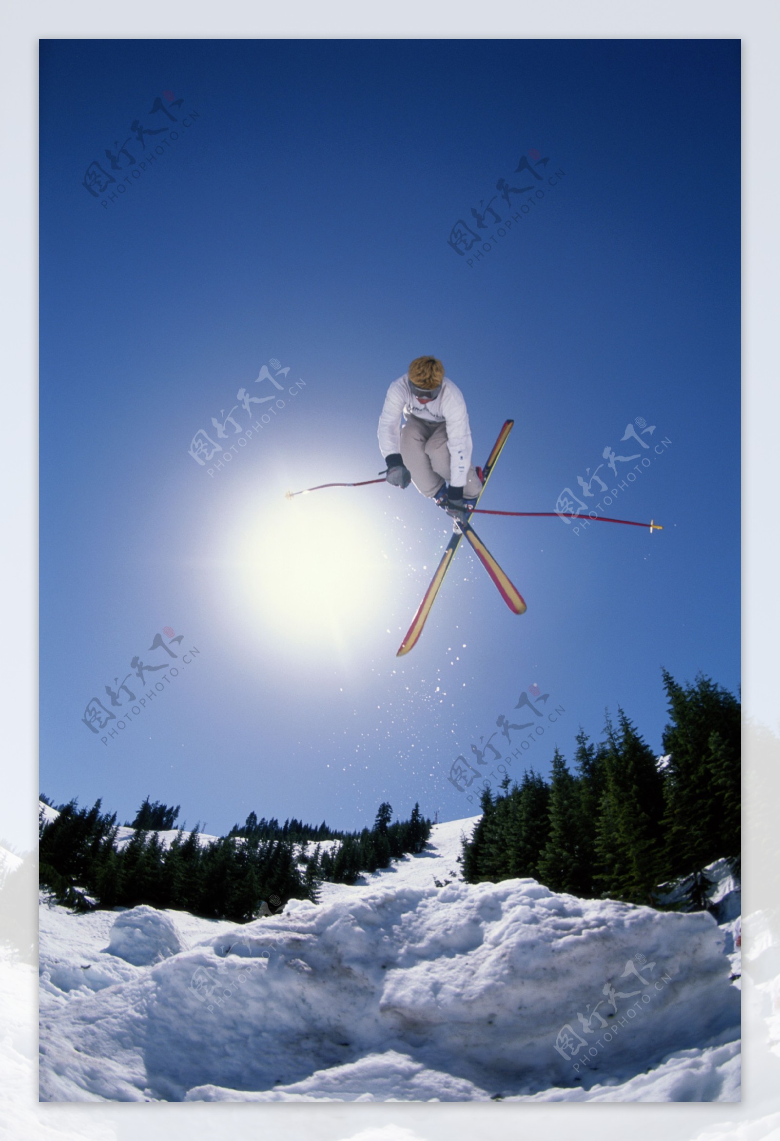 滑雪跳跃起来的人图片