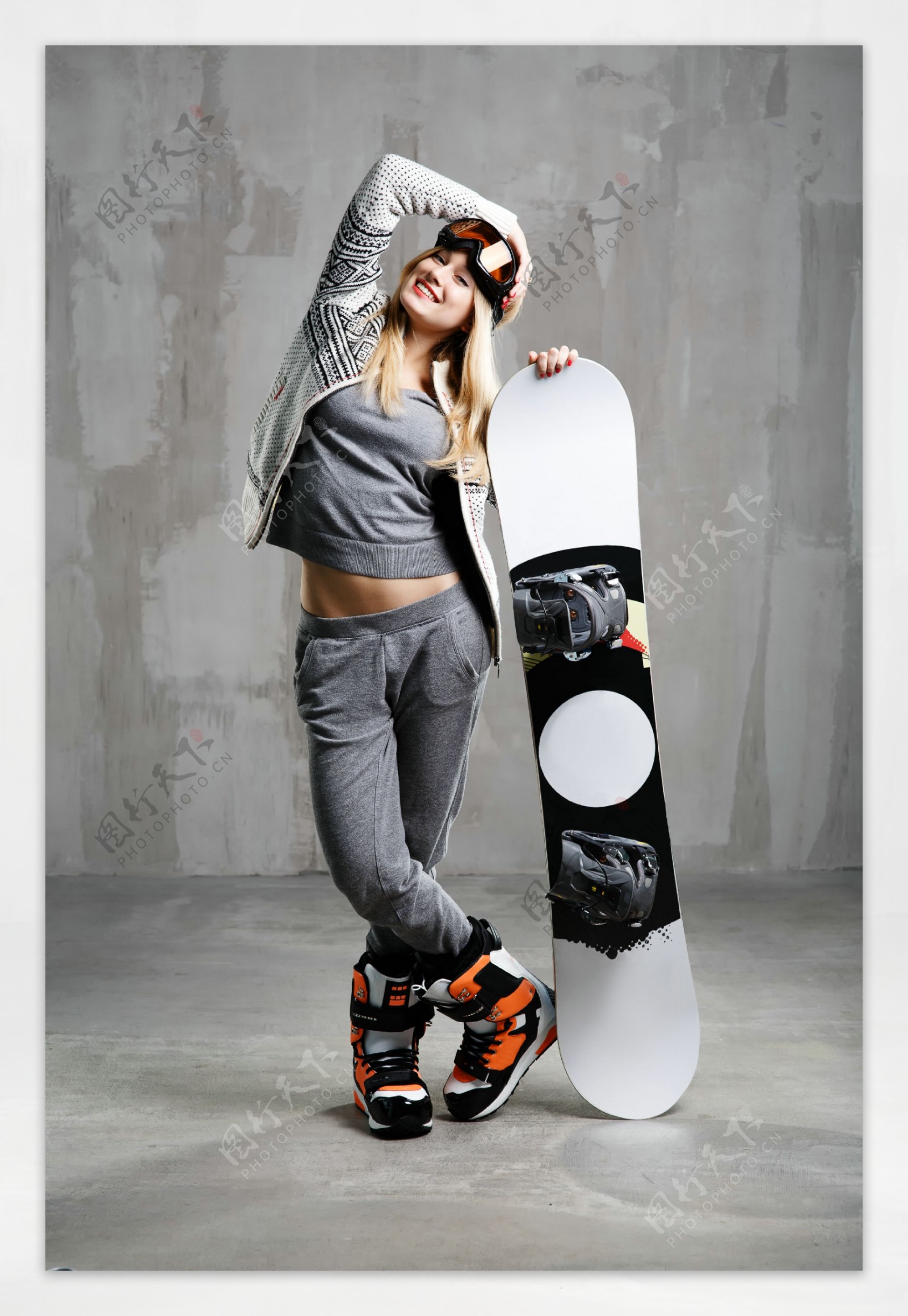 滑雪板与时尚美女图片