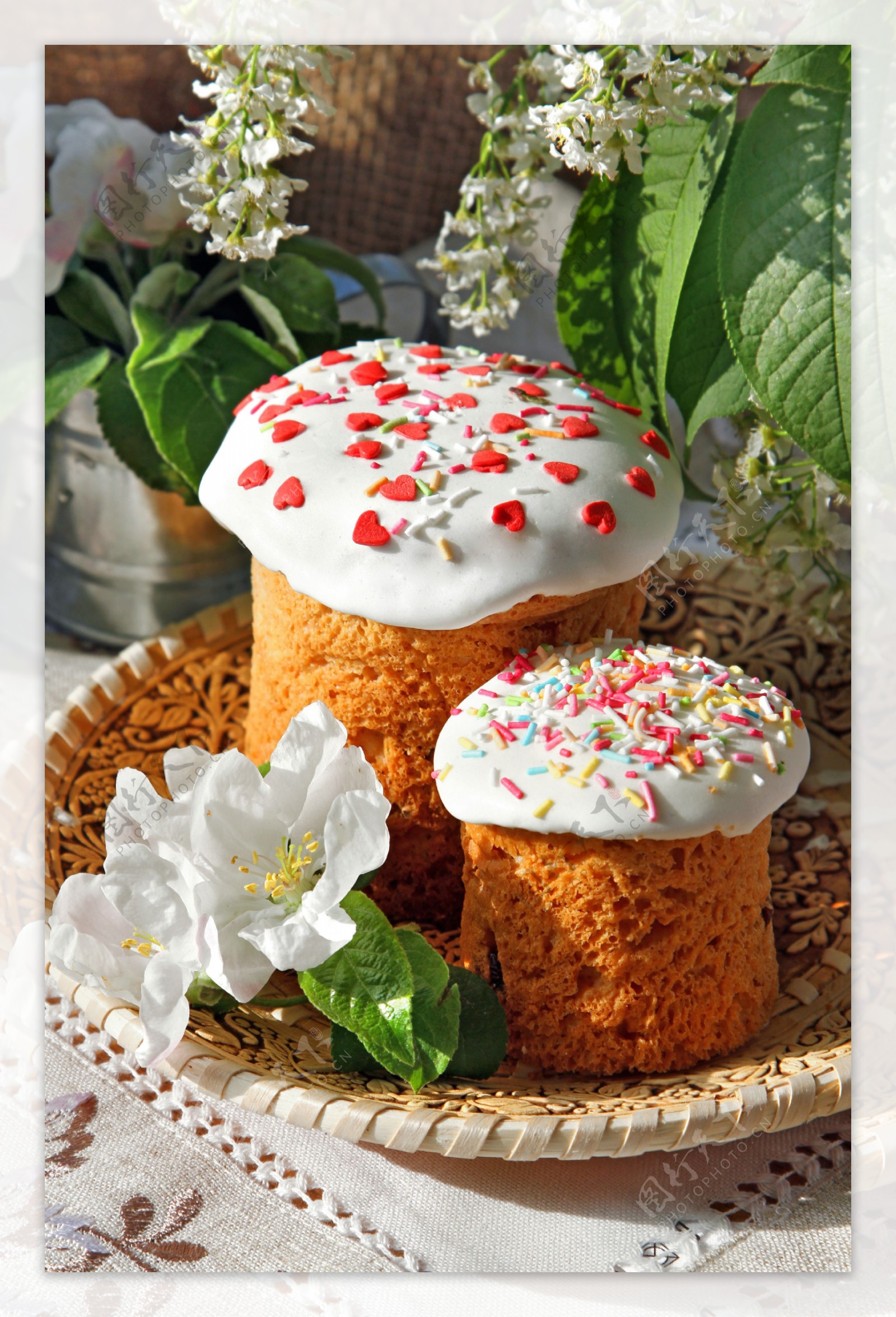 复活节蛋糕与鲜花图片