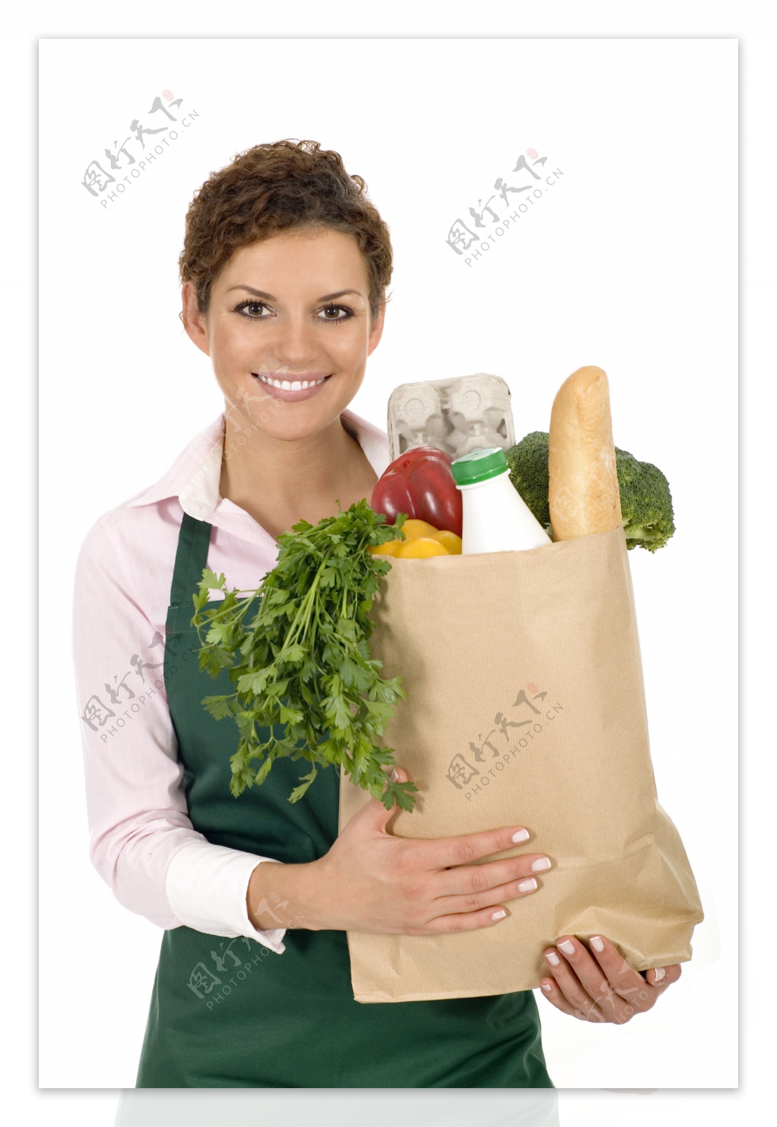 抱着奶牛蔬菜的妇女图片