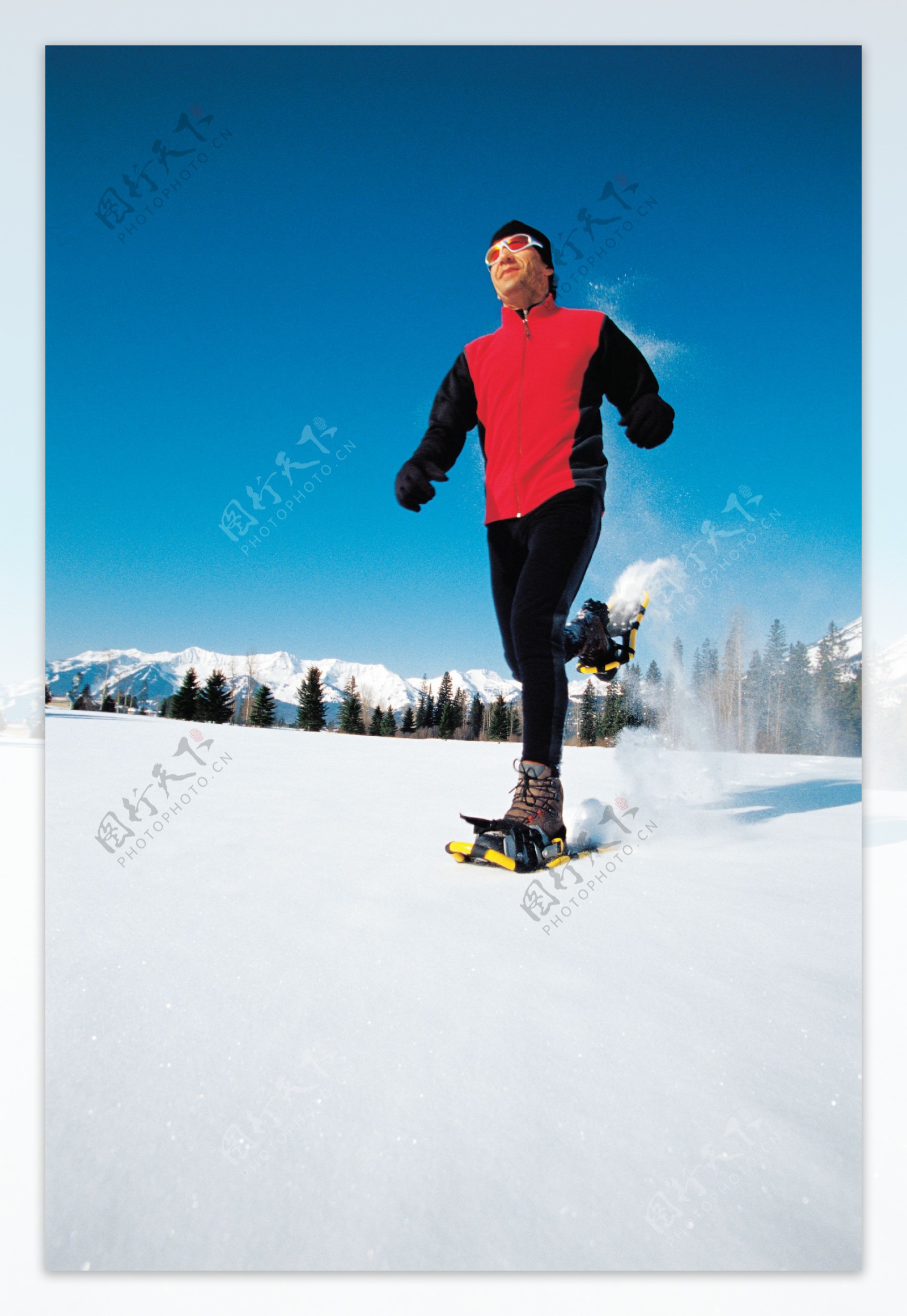 雪地上的男性运动员高清图片