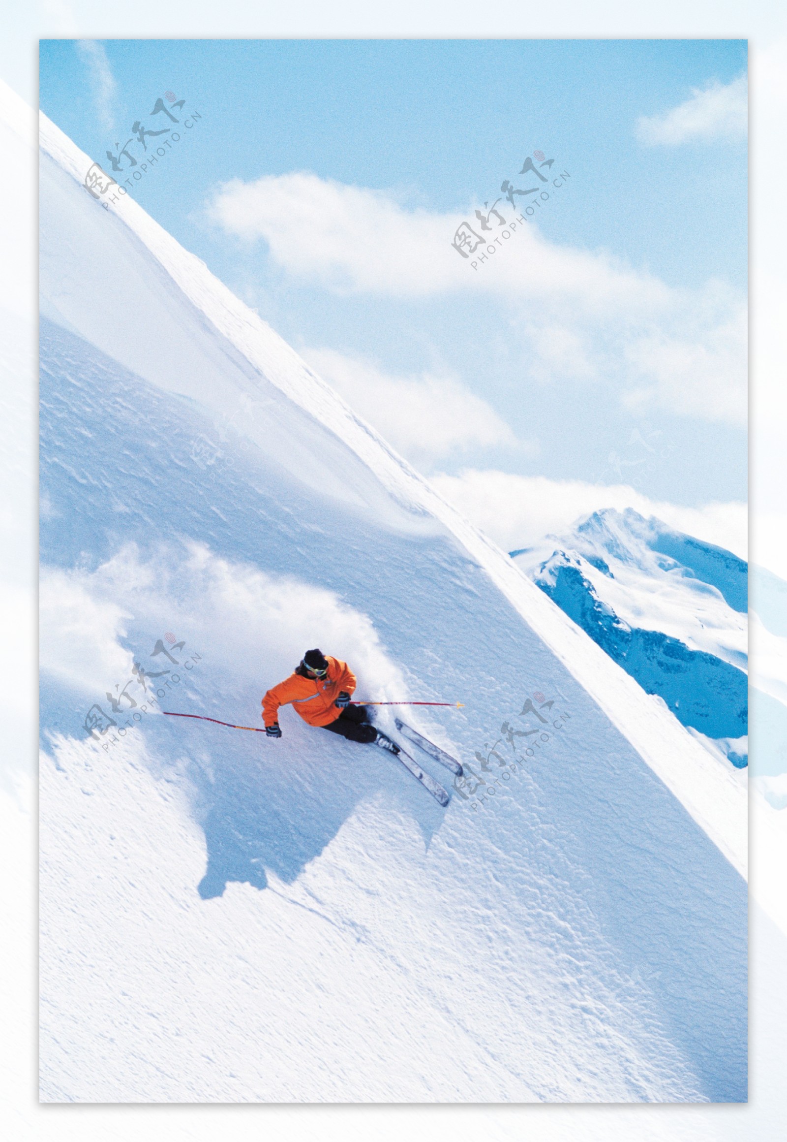 雪山上的滑雪运动员高清图片