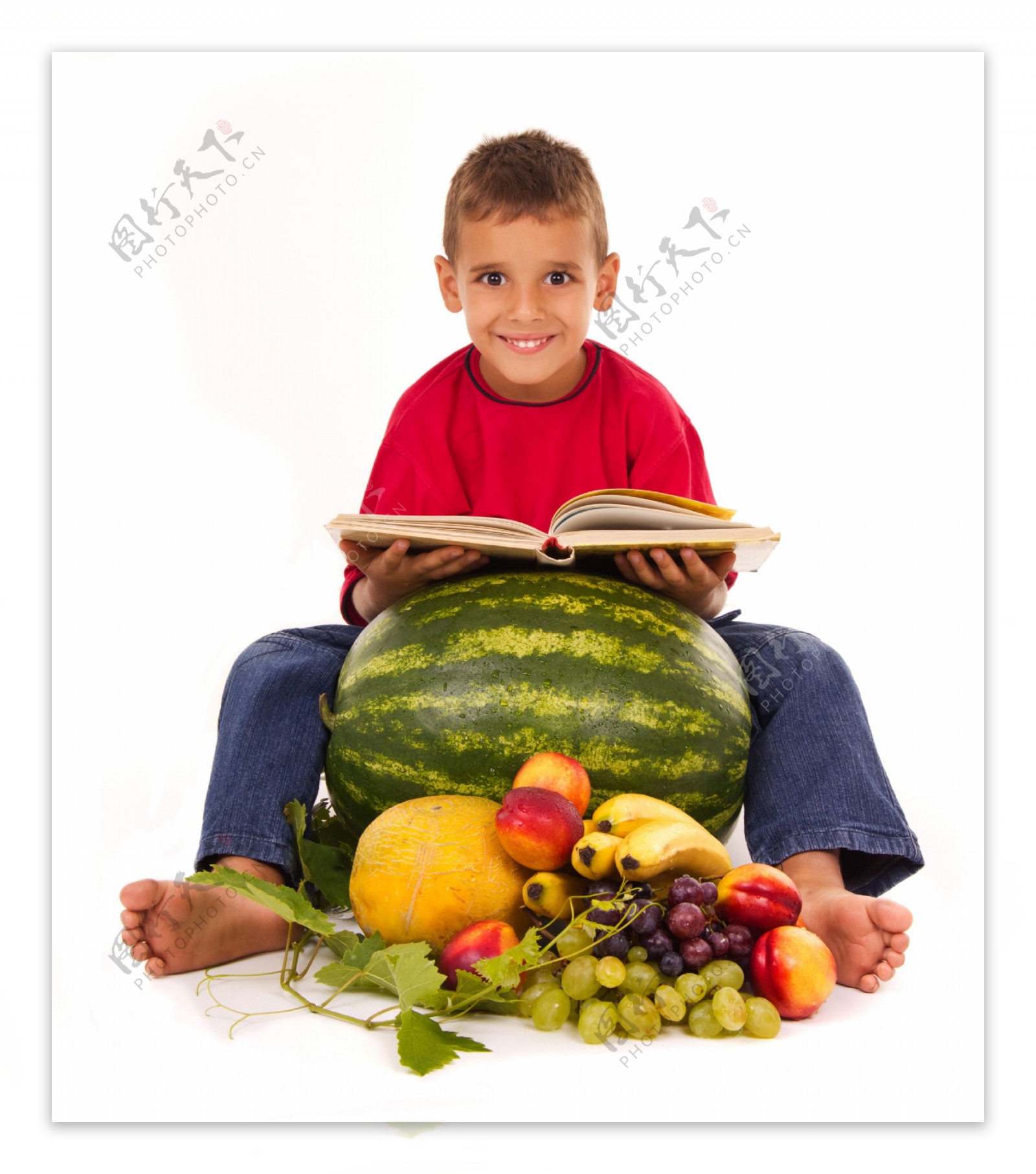 坐在水果边上看书的小男孩图片