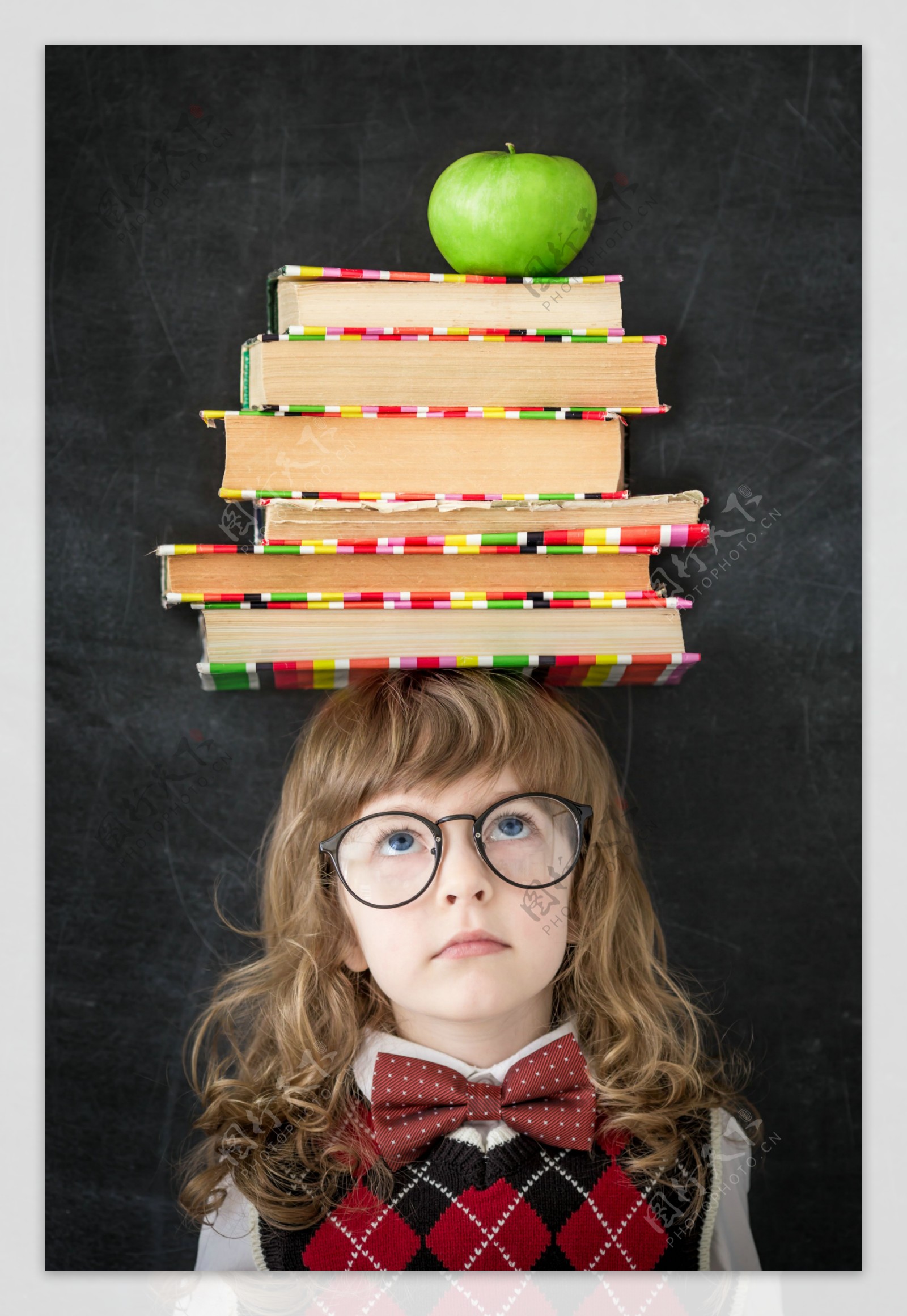 小女孩头顶书本苹果图片