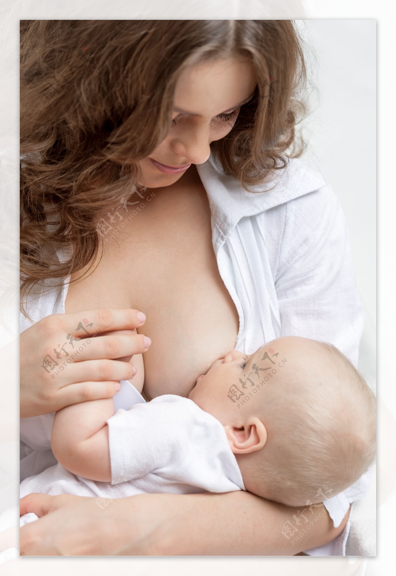 给婴儿喂奶的妈妈图片
