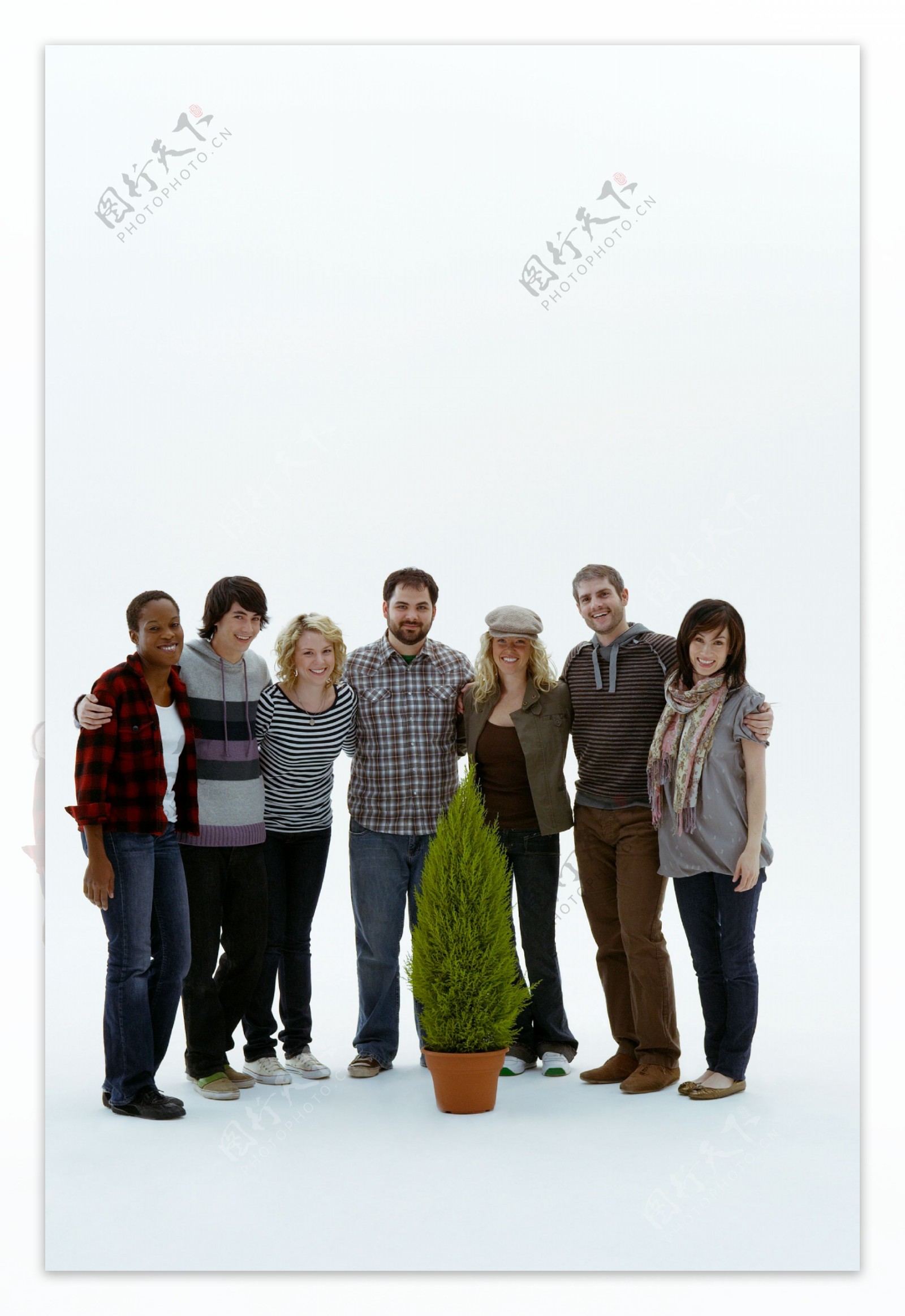 一群人和一盆茂盛的盆栽图片