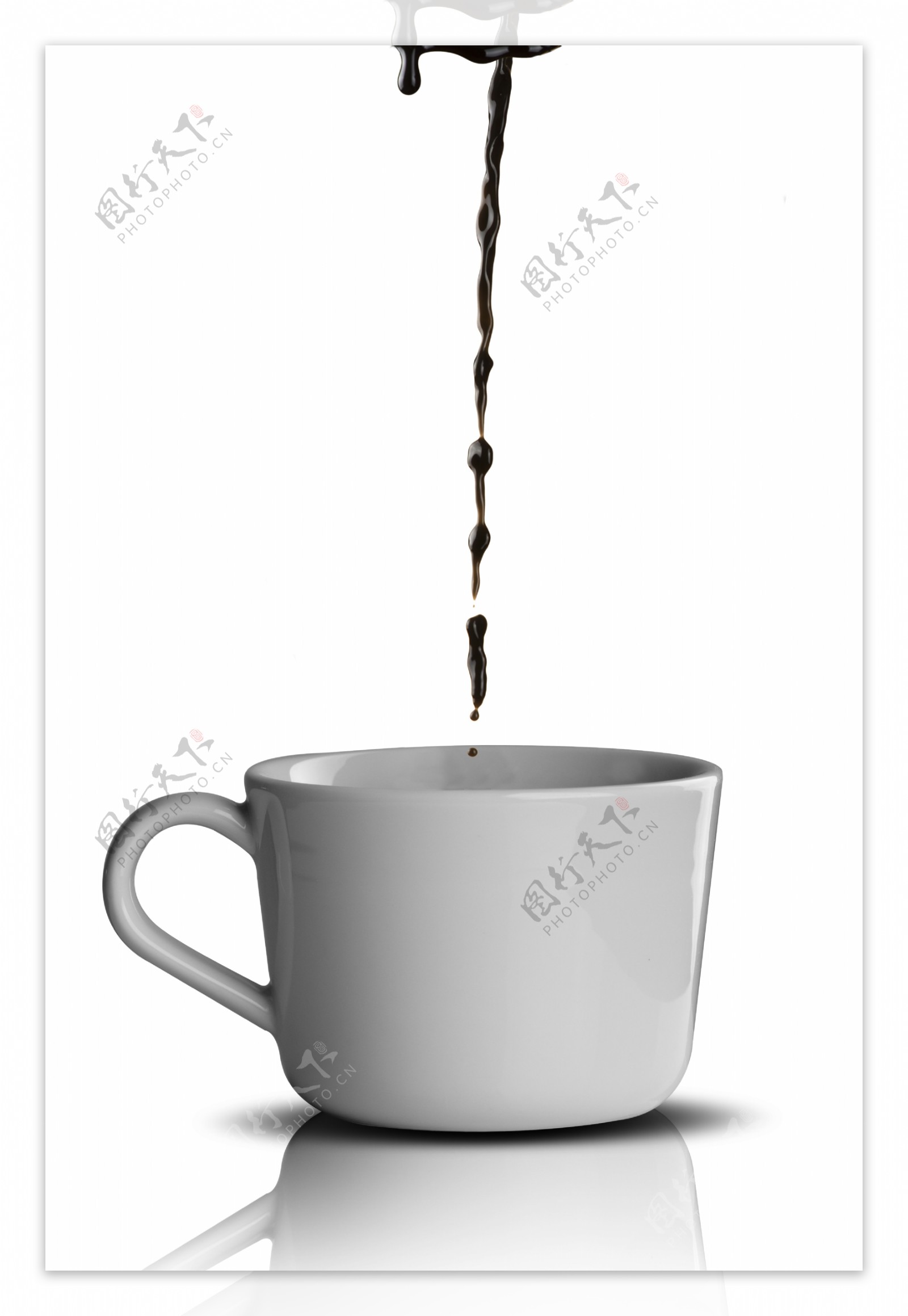 流向杯子的咖啡图片
