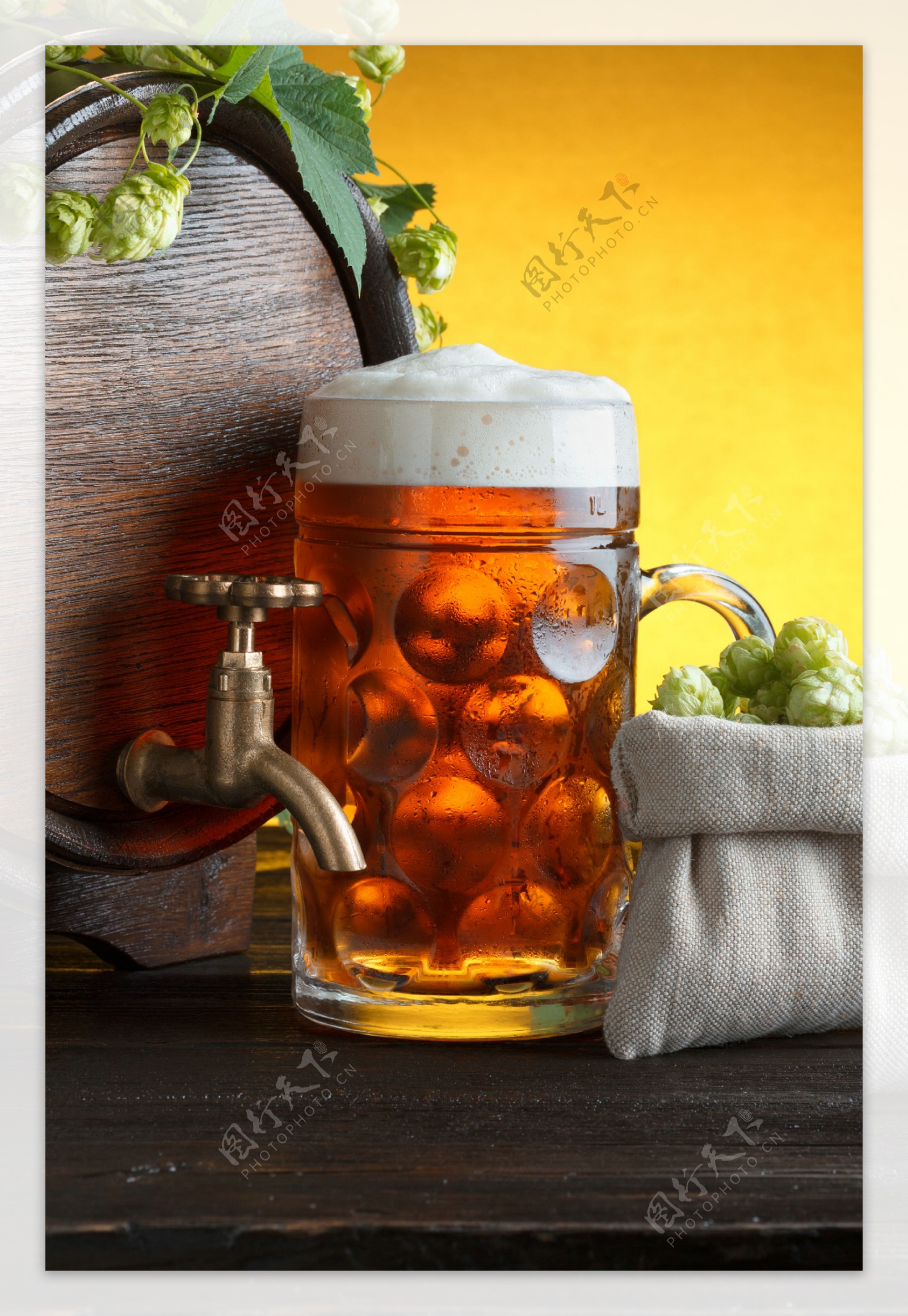 一杯啤酒与酒桶图片