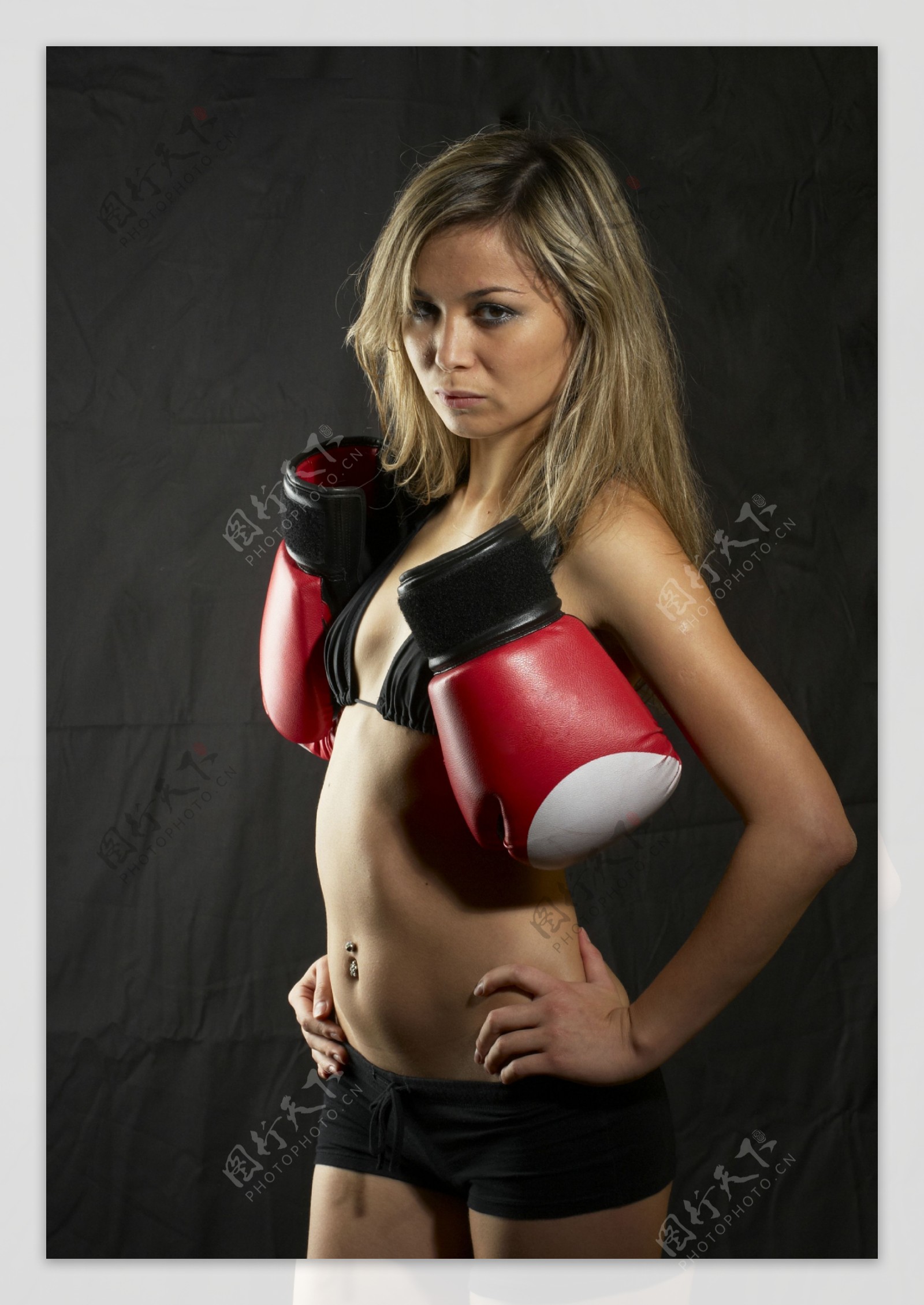叉腰的拳击手美女图片