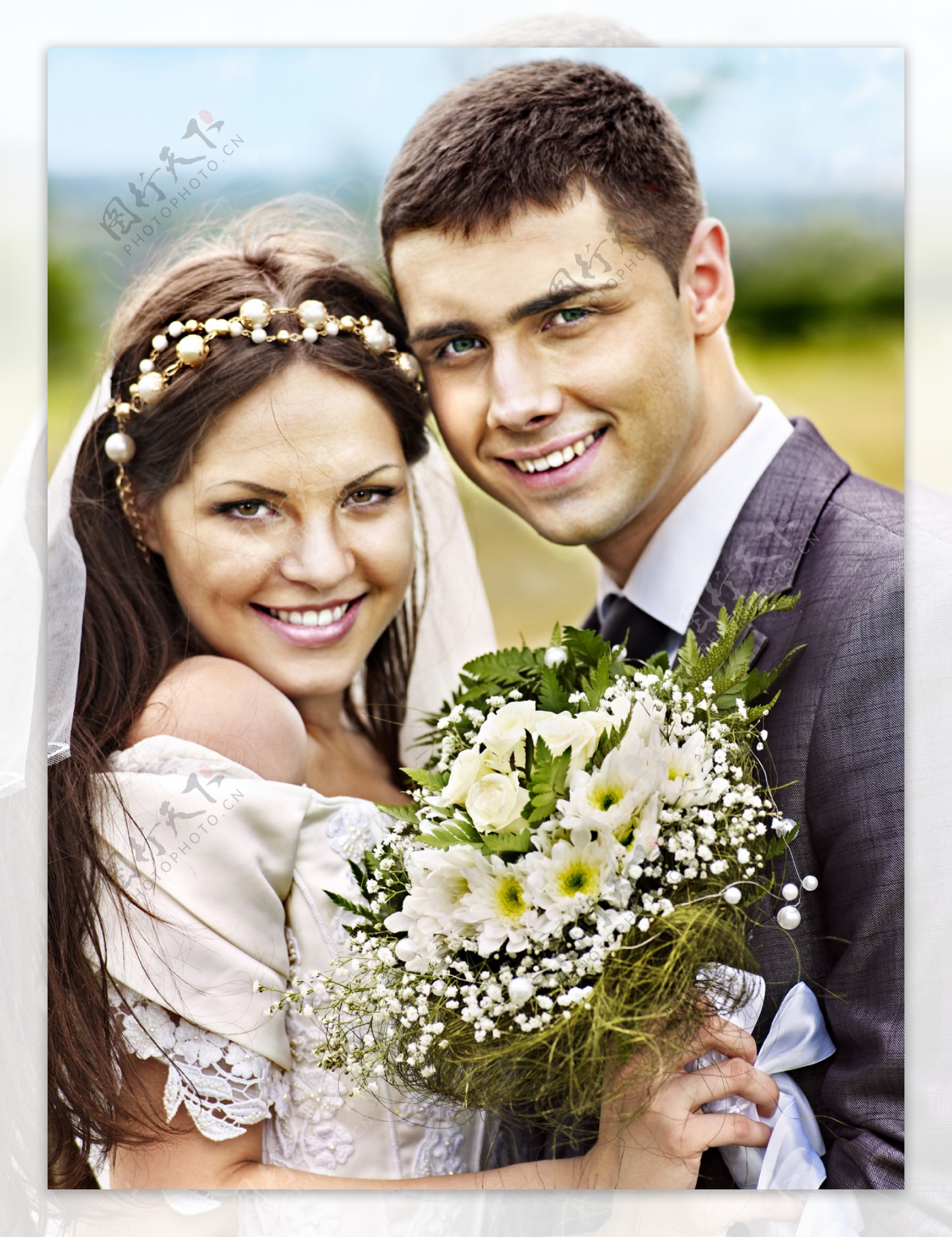 拿着花束的新婚夫妻图片