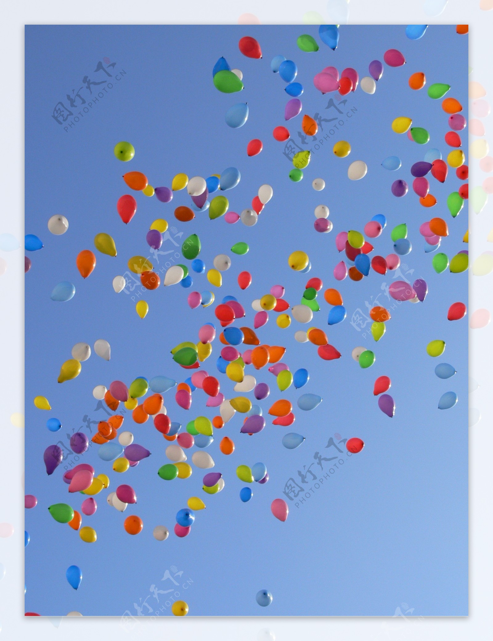 天空彩色气球图片