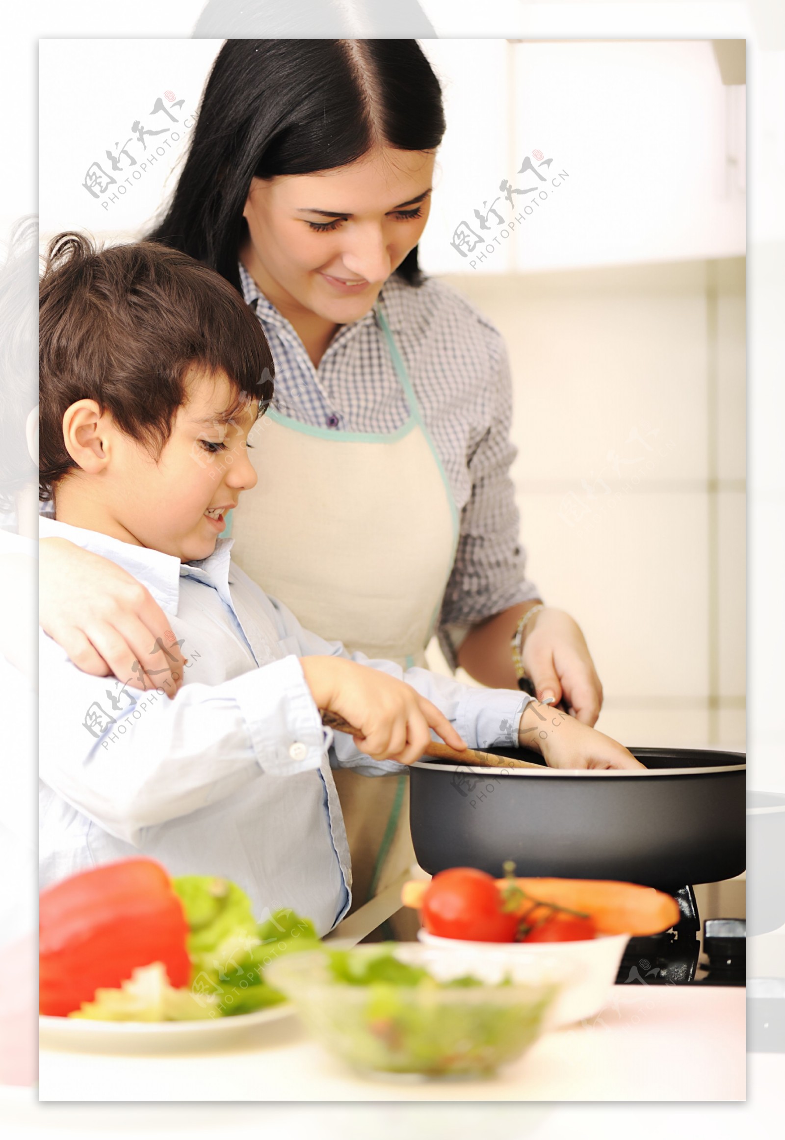 一起做菜的妈妈与孩子图片
