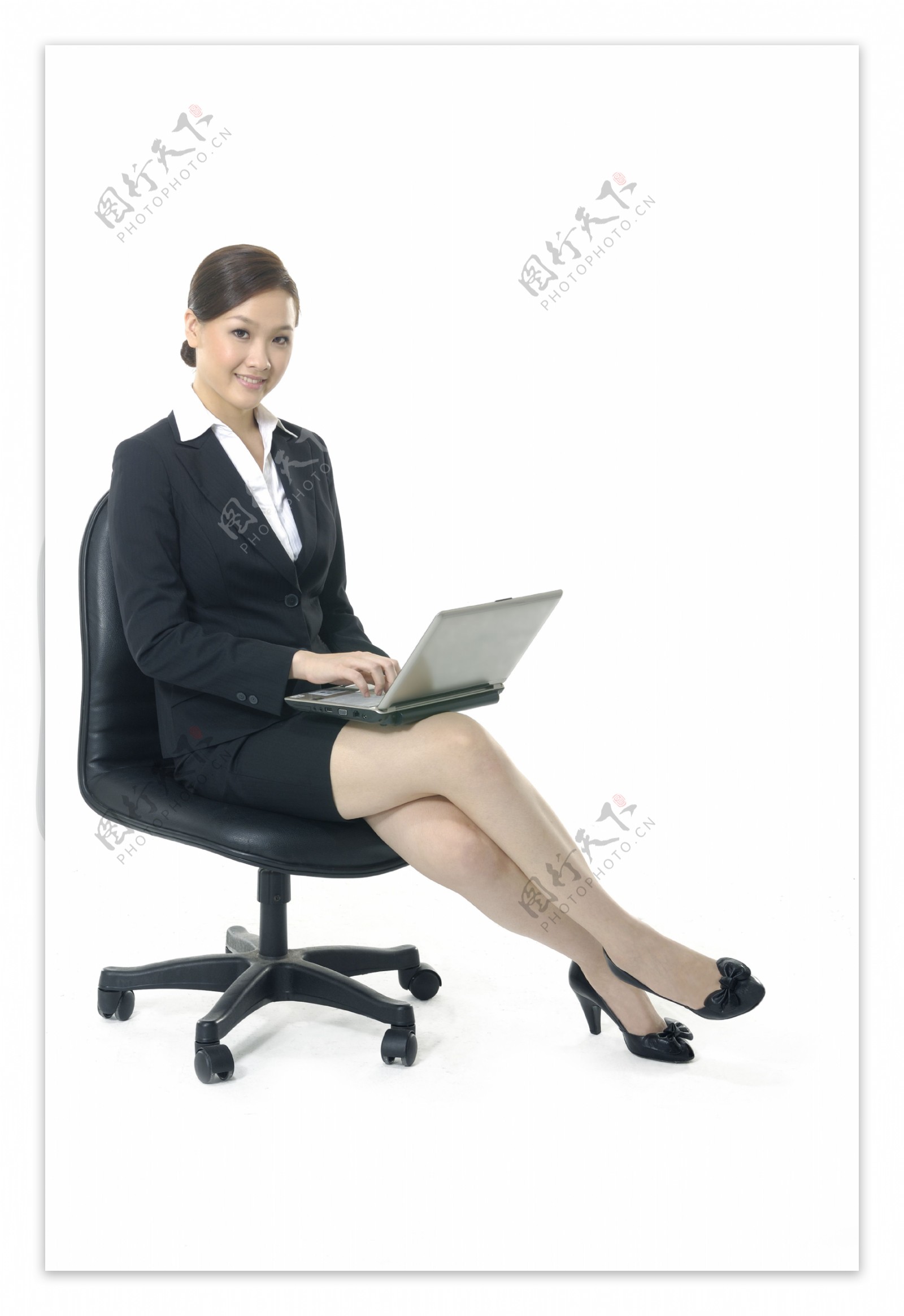 坐着操作电脑的商务美女图片