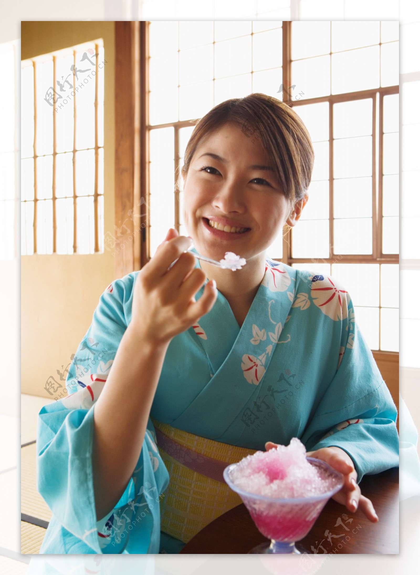 吃炒冰的日本美女图片