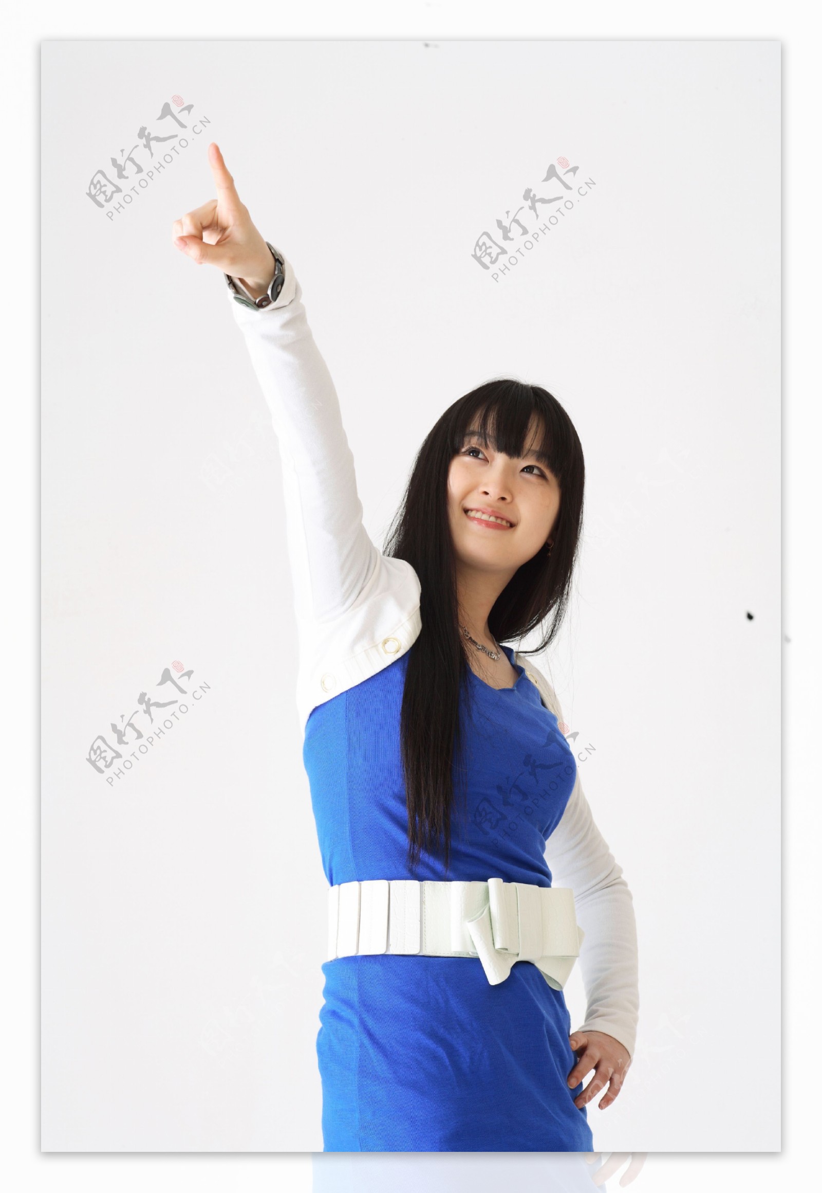 用手指指着天空的韩国美女图片素材-编号26452435-图行天下
