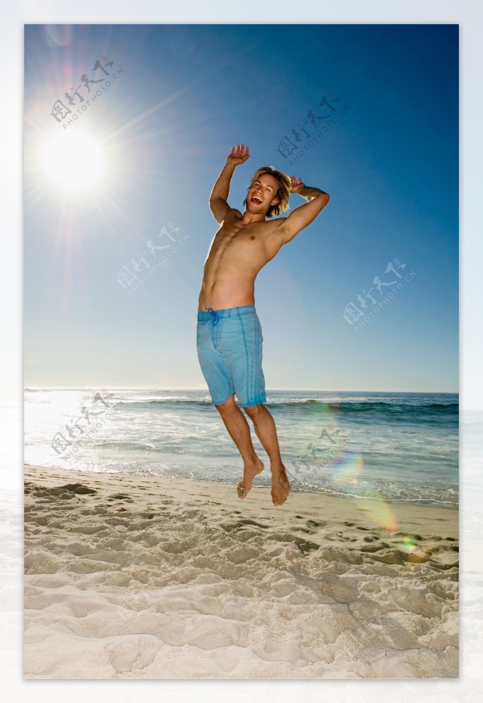 阳光下跳跃的男人图片