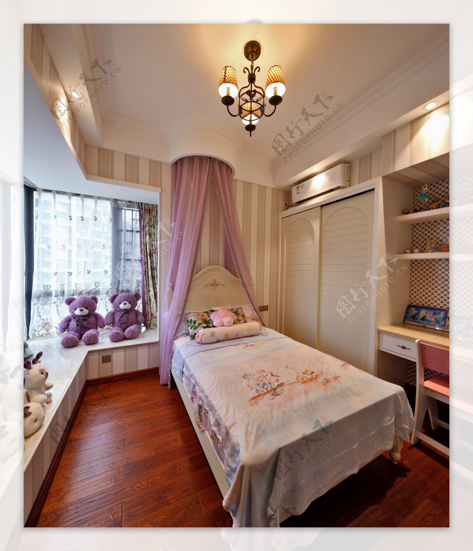 美式粉色卧室大床设计图