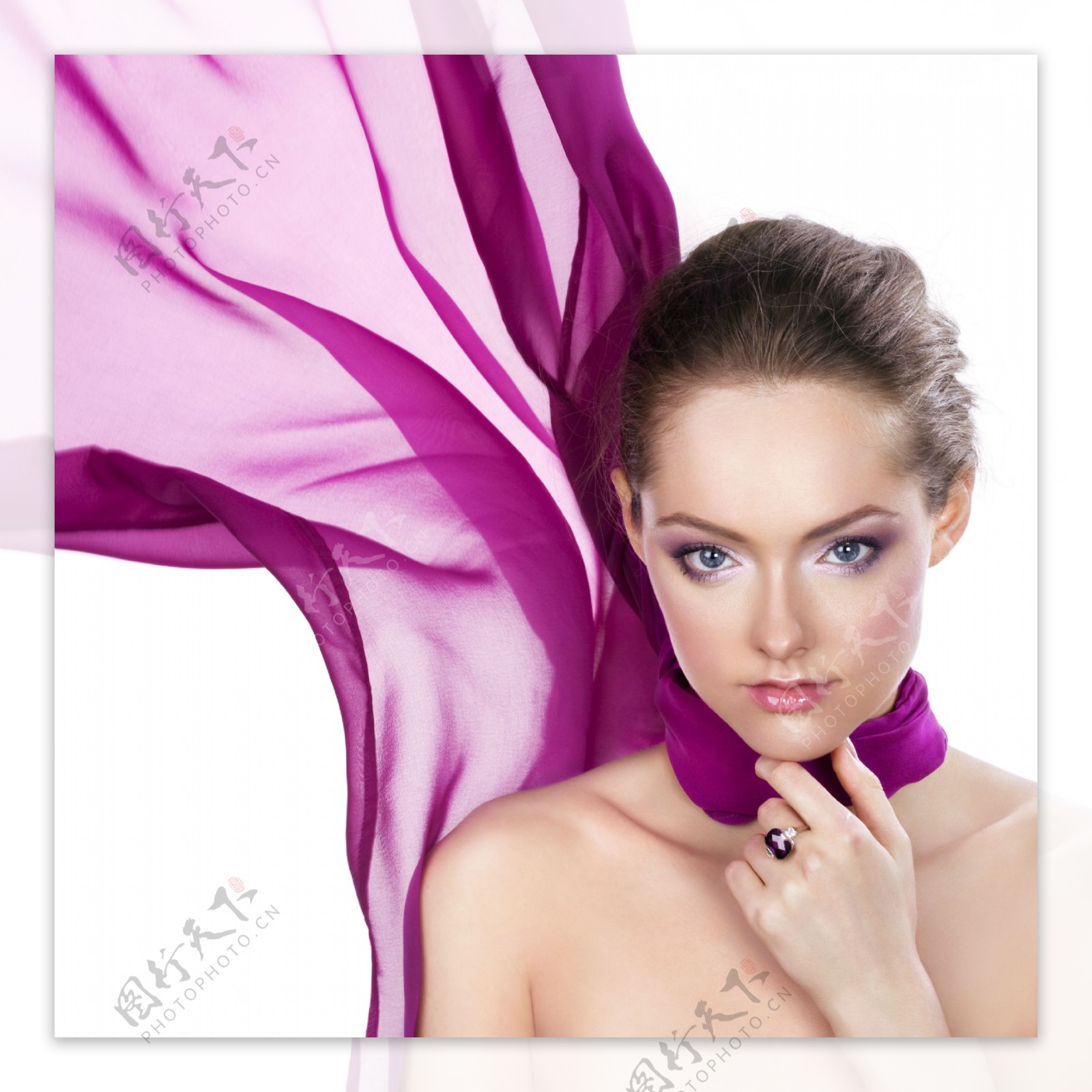 紫色纱巾美女图片