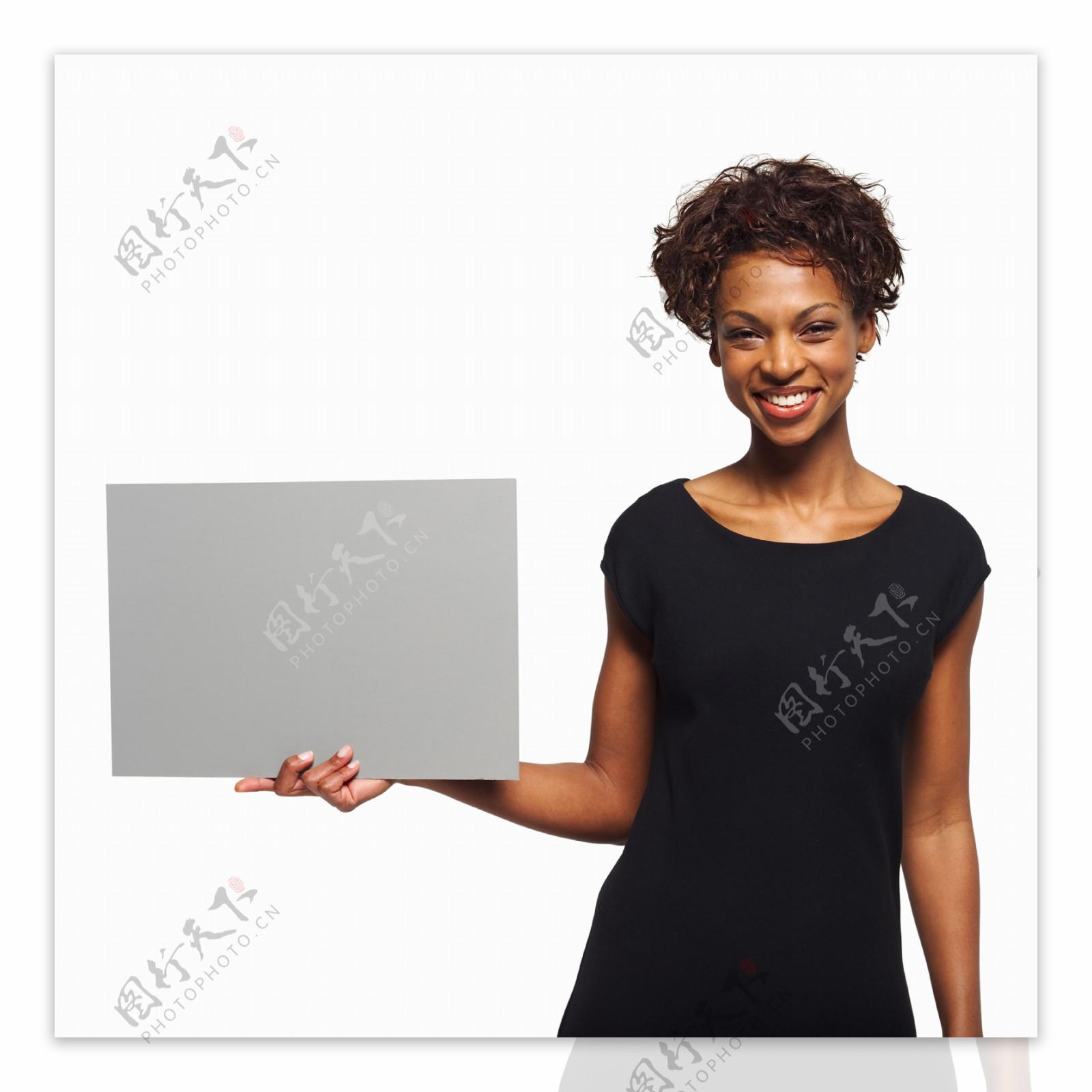 手拿空白广告牌的黑人女性图片