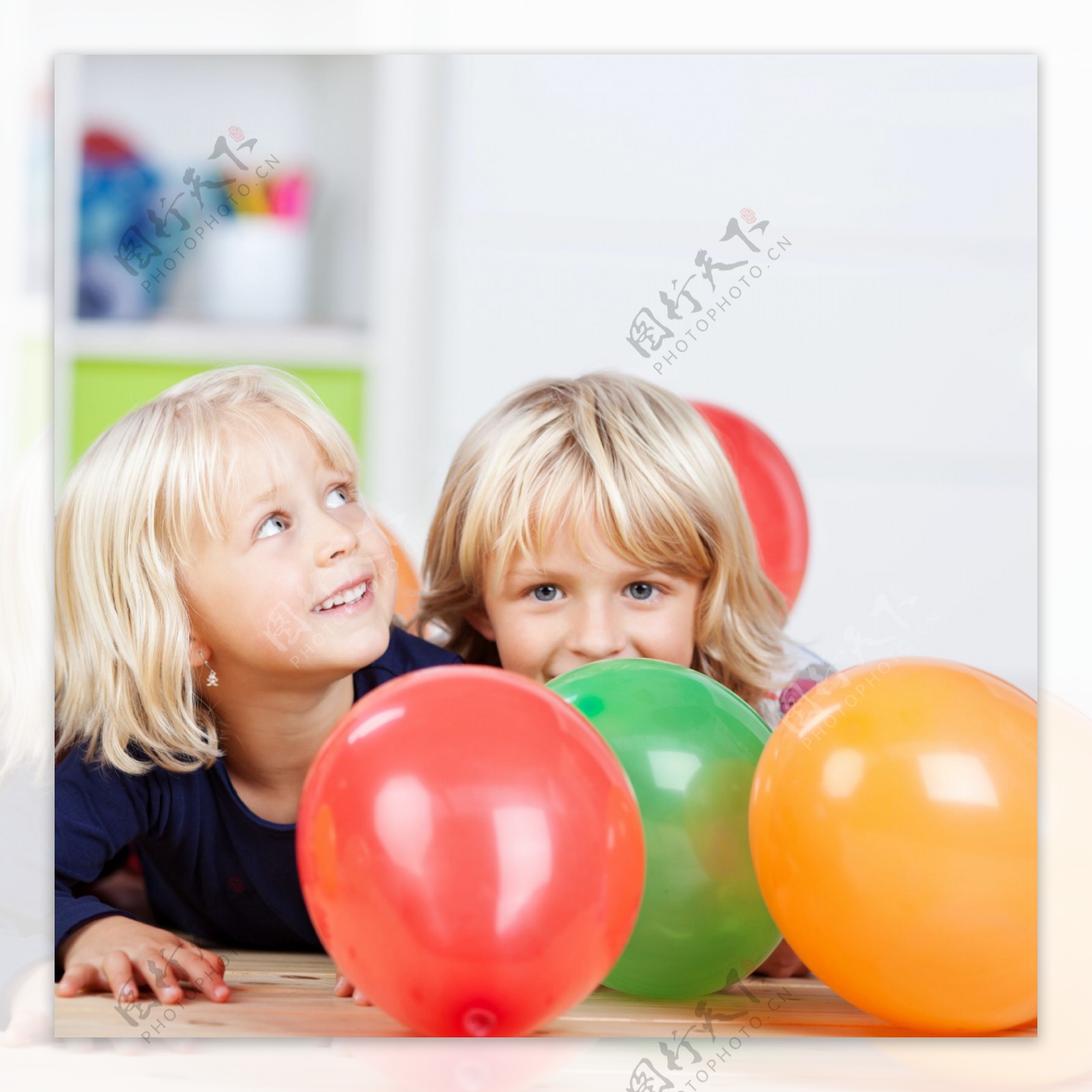 快乐吹气球的两兄弟图片