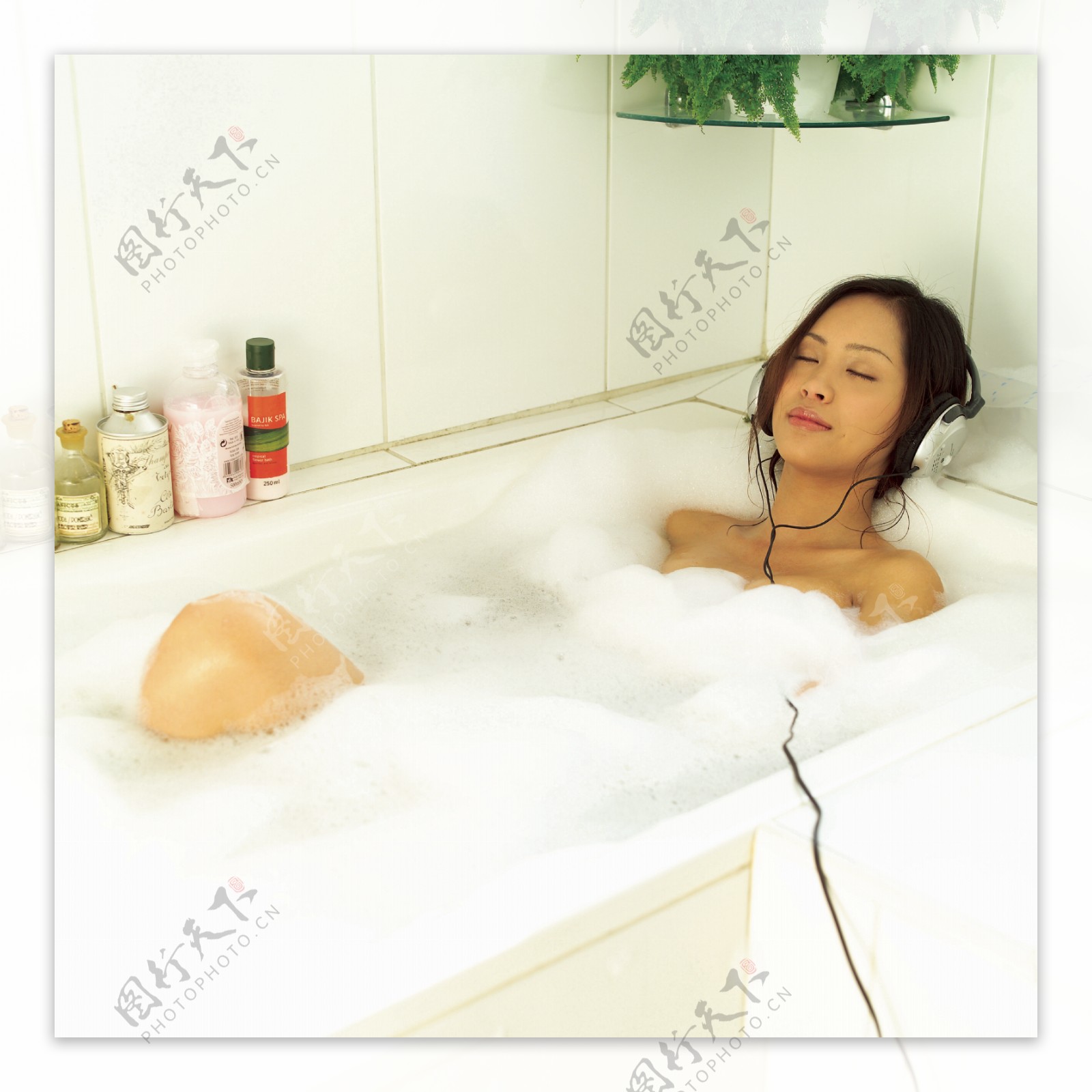 正在沐浴的女性图片