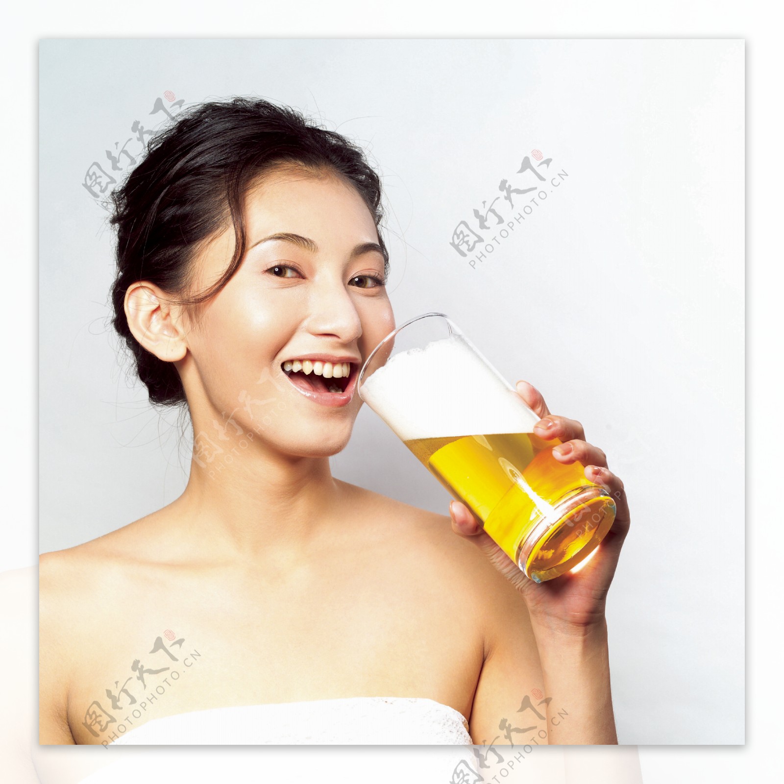 喝啤酒的美女图片
