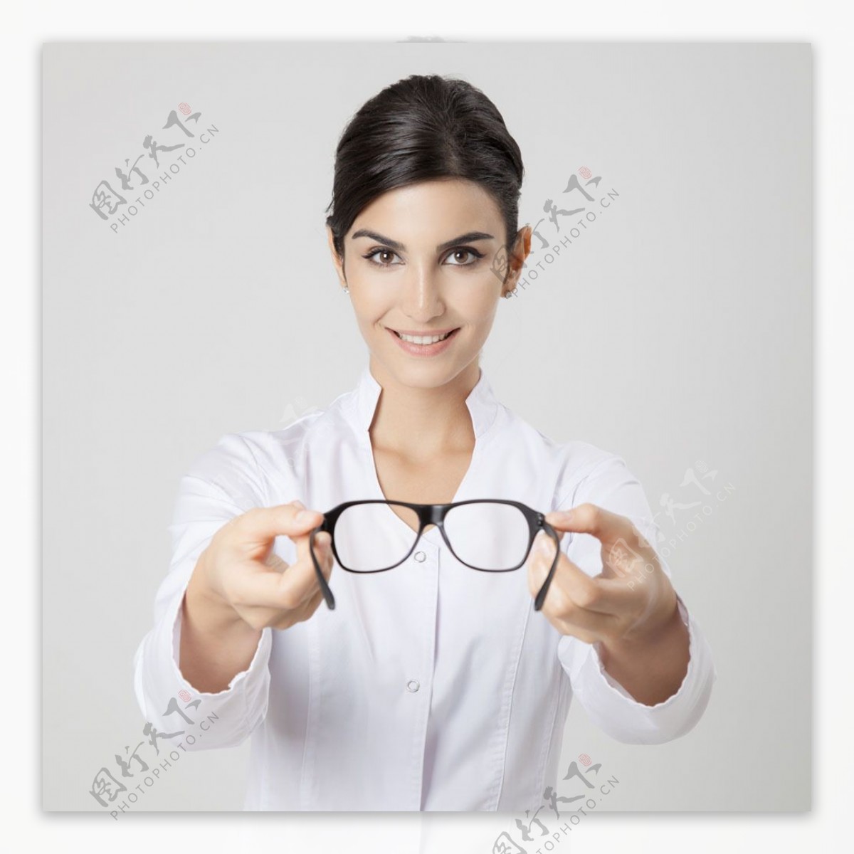 拿着眼镜的美女医生图片
