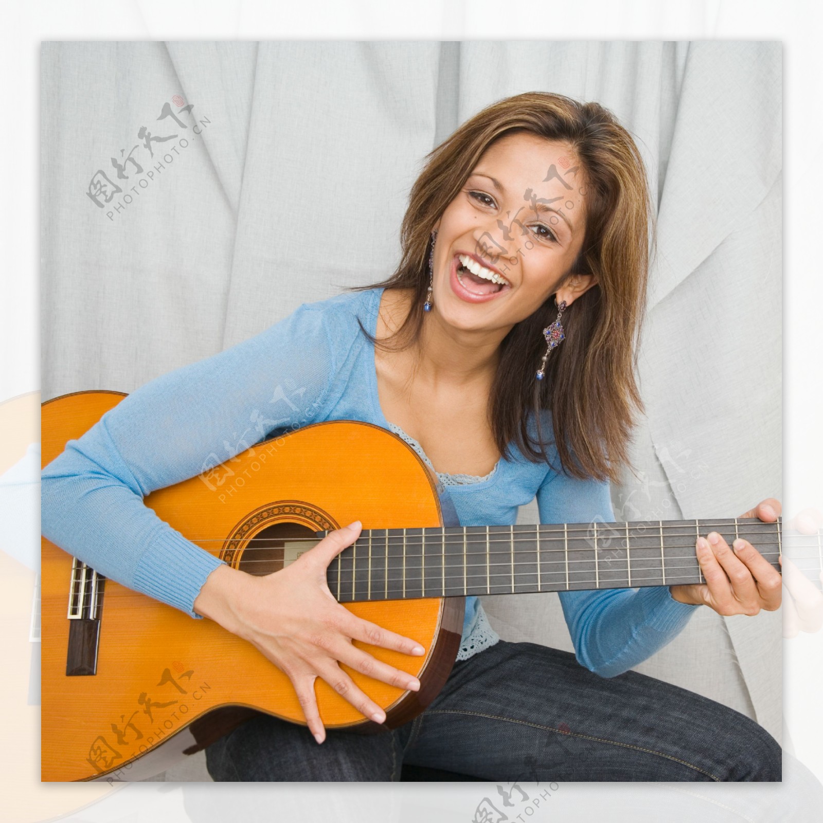 弹奏吉它的女性图片
