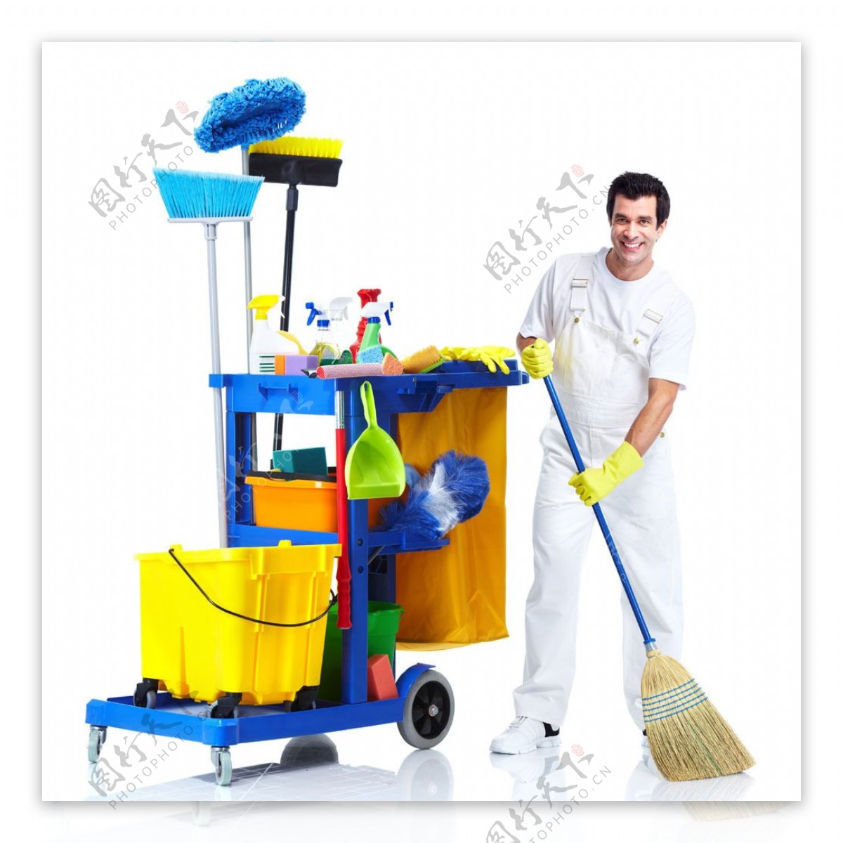 扫地的男性清洁工图片