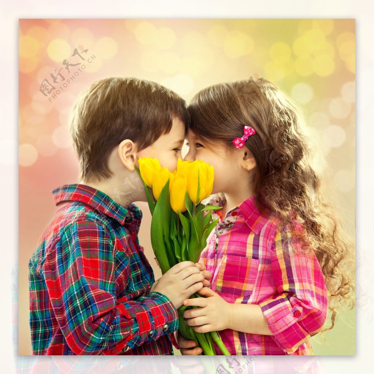 拿着花朵亲吻的孩子图片
